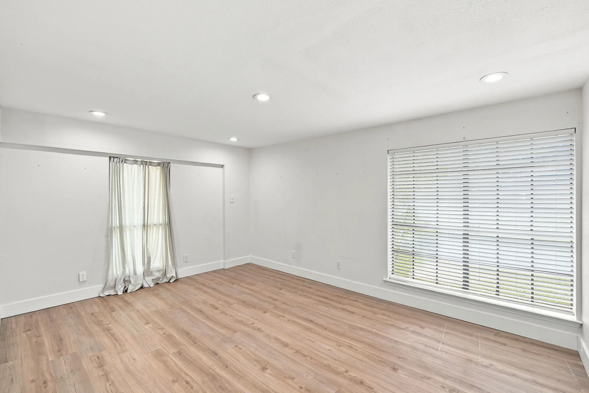 Single Family Residence For Sale in Ellis County , 112 Deborde Circle, Red Oak, Texas 75154, 3 Bedroom, 2 Bathroom, 6 Garage spaces, 2,202 Sqft, built in 1984, mls#21310359, Real Estate Agent in Red Oak, Homes For Sale in Ellis county, Homes For Sale in Red Oak, Realtor in Red Oak Texas, Real Estate Brokerage Independent Realty Texas, Luminita Cordes Realtor