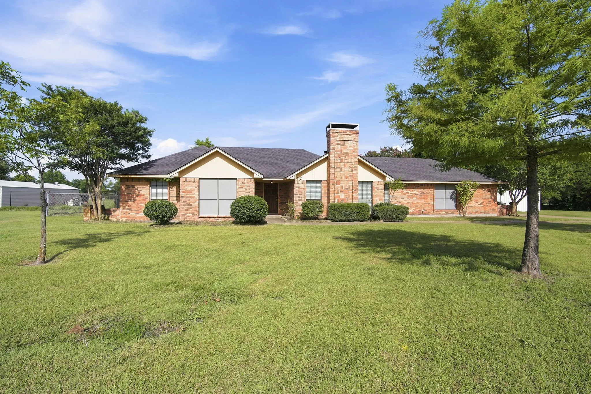 Single Family Residence For Sale in Ellis County , 112 Deborde Circle, Red Oak, Texas 75154, 3 Bedroom, 2 Bathroom, 6 Garage spaces, 2,202 Sqft, built in 1984, mls#21310359, Real Estate Agent in Red Oak, Homes For Sale in Ellis county, Homes For Sale in Red Oak, Realtor in Red Oak Texas, Real Estate Brokerage Independent Realty Texas, Luminita Cordes Realtor