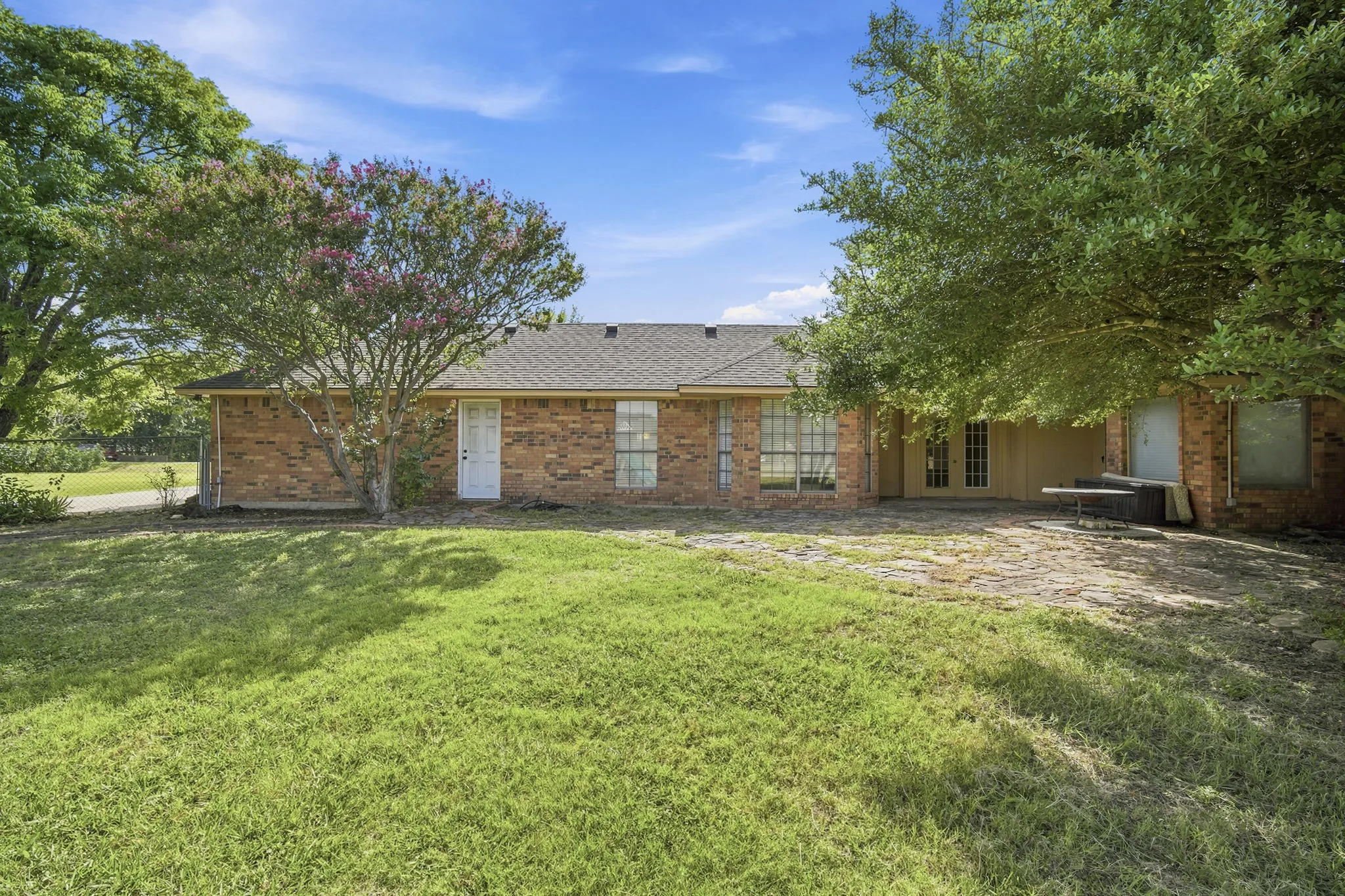 Single Family Residence For Sale in Ellis County , 112 Deborde Circle, Red Oak, Texas 75154, 3 Bedroom, 2 Bathroom, 6 Garage spaces, 2,202 Sqft, built in 1984, mls#21310359, Real Estate Agent in Red Oak, Homes For Sale in Ellis county, Homes For Sale in Red Oak, Realtor in Red Oak Texas, Real Estate Brokerage Independent Realty Texas, Luminita Cordes Realtor