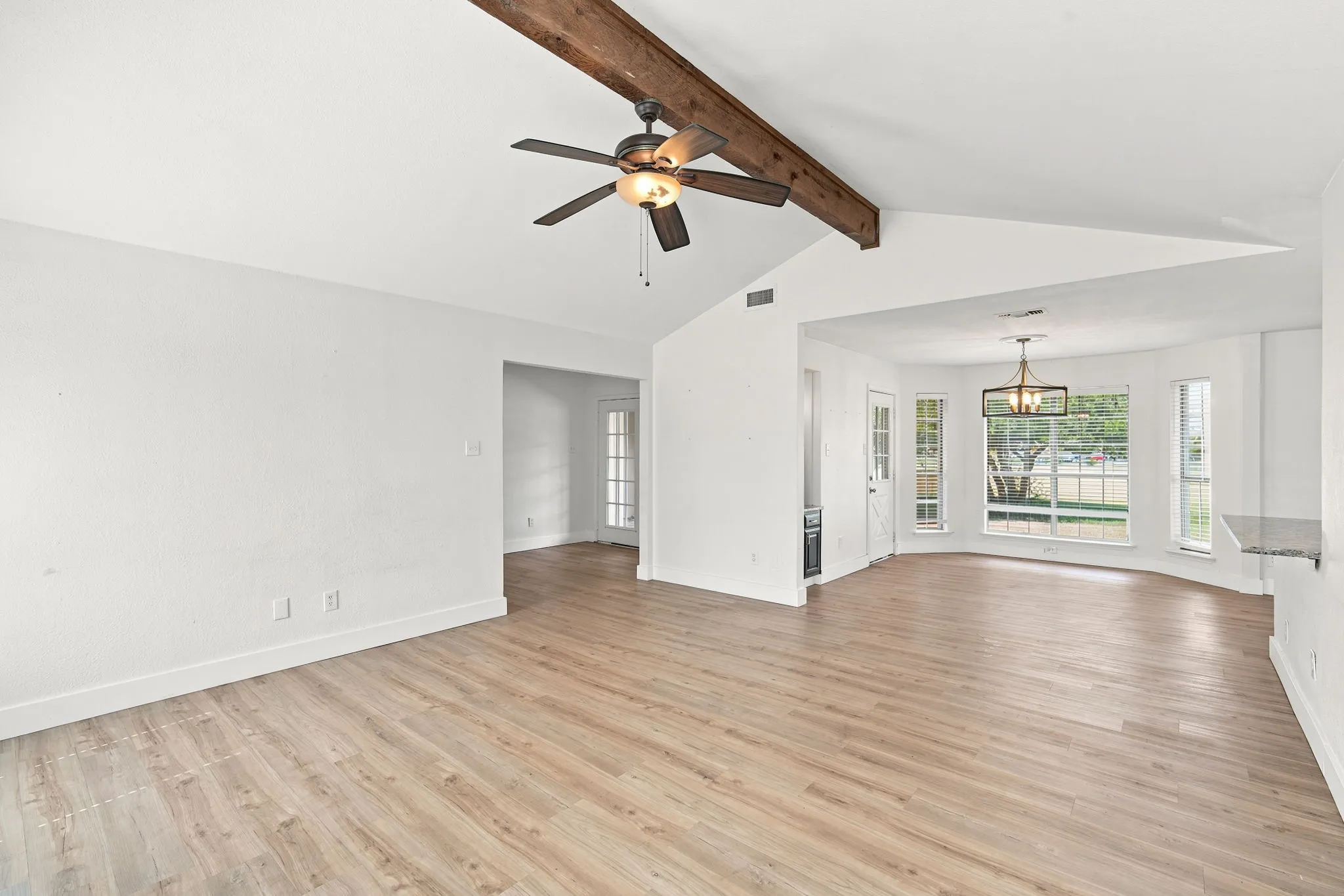 Single Family Residence For Sale in Ellis County , 112 Deborde Circle, Red Oak, Texas 75154, 3 Bedroom, 2 Bathroom, 6 Garage spaces, 2,202 Sqft, built in 1984, mls#21310359, Real Estate Agent in Red Oak, Homes For Sale in Ellis county, Homes For Sale in Red Oak, Realtor in Red Oak Texas, Real Estate Brokerage Independent Realty Texas, Luminita Cordes Realtor