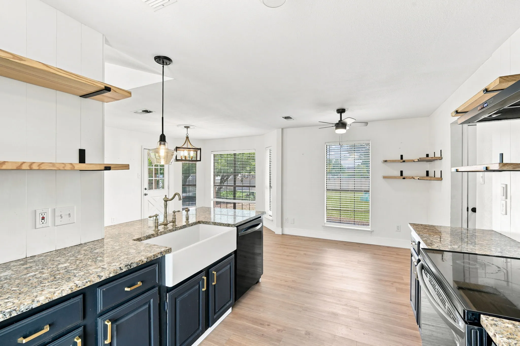 Single Family Residence For Sale in Ellis County , 112 Deborde Circle, Red Oak, Texas 75154, 3 Bedroom, 2 Bathroom, 6 Garage spaces, 2,202 Sqft, built in 1984, mls#21310359, Real Estate Agent in Red Oak, Homes For Sale in Ellis county, Homes For Sale in Red Oak, Realtor in Red Oak Texas, Real Estate Brokerage Independent Realty Texas, Luminita Cordes Realtor
