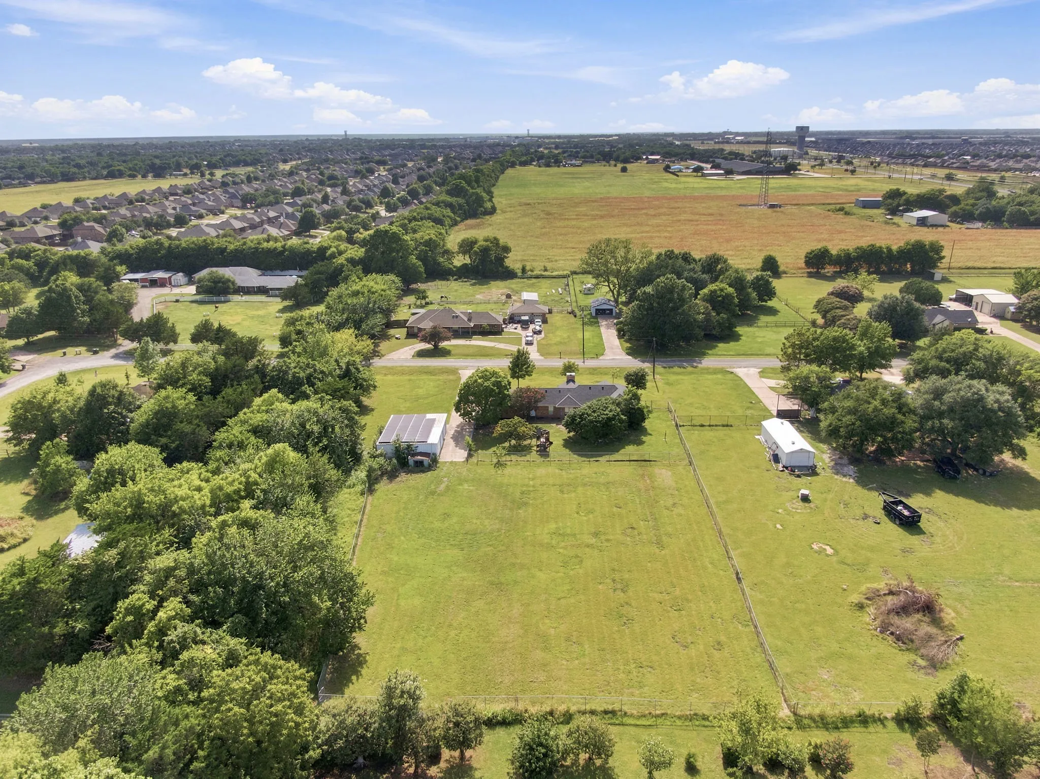 Single Family Residence For Sale in Ellis County , 112 Deborde Circle, Red Oak, Texas 75154, 3 Bedroom, 2 Bathroom, 6 Garage spaces, 2,202 Sqft, built in 1984, mls#21310359, Real Estate Agent in Red Oak, Homes For Sale in Ellis county, Homes For Sale in Red Oak, Realtor in Red Oak Texas, Real Estate Brokerage Independent Realty Texas, Luminita Cordes Realtor