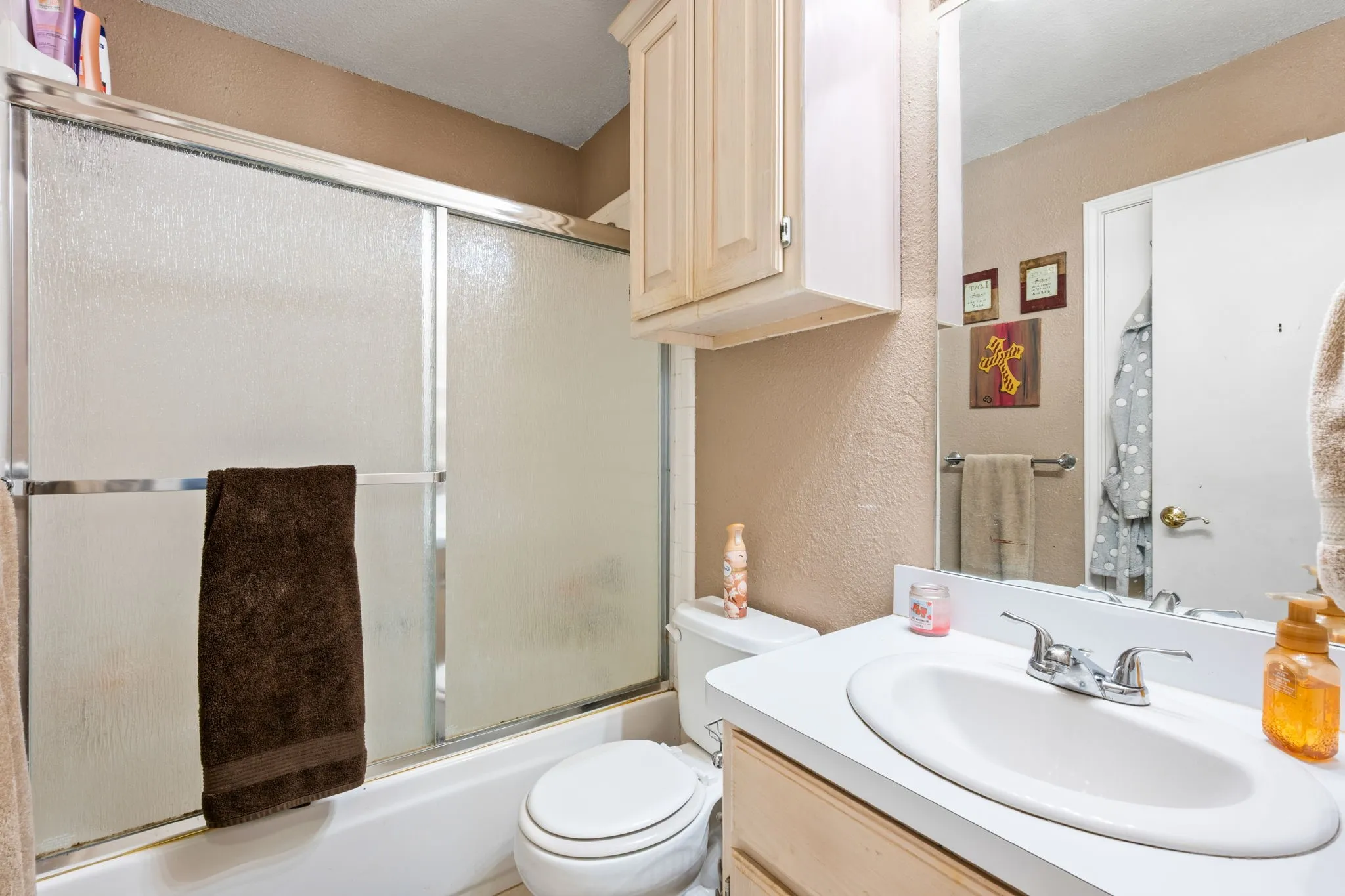 Single Family Residence For Sale in Hood County , 1510 Berry Patch Lane, Granbury, Texas 76048, 3 Bedroom, 2 Bathroom, 2 Garage spaces, 1,462 Sqft, built in 1998, mls#21310552, Real Estate Agent in Granbury, Homes For Sale in Hood county, Homes For Sale in Granbury, Realtor in Granbury Texas, Real Estate Brokerage Independent Realty Texas, Luminita Cordes Realtor