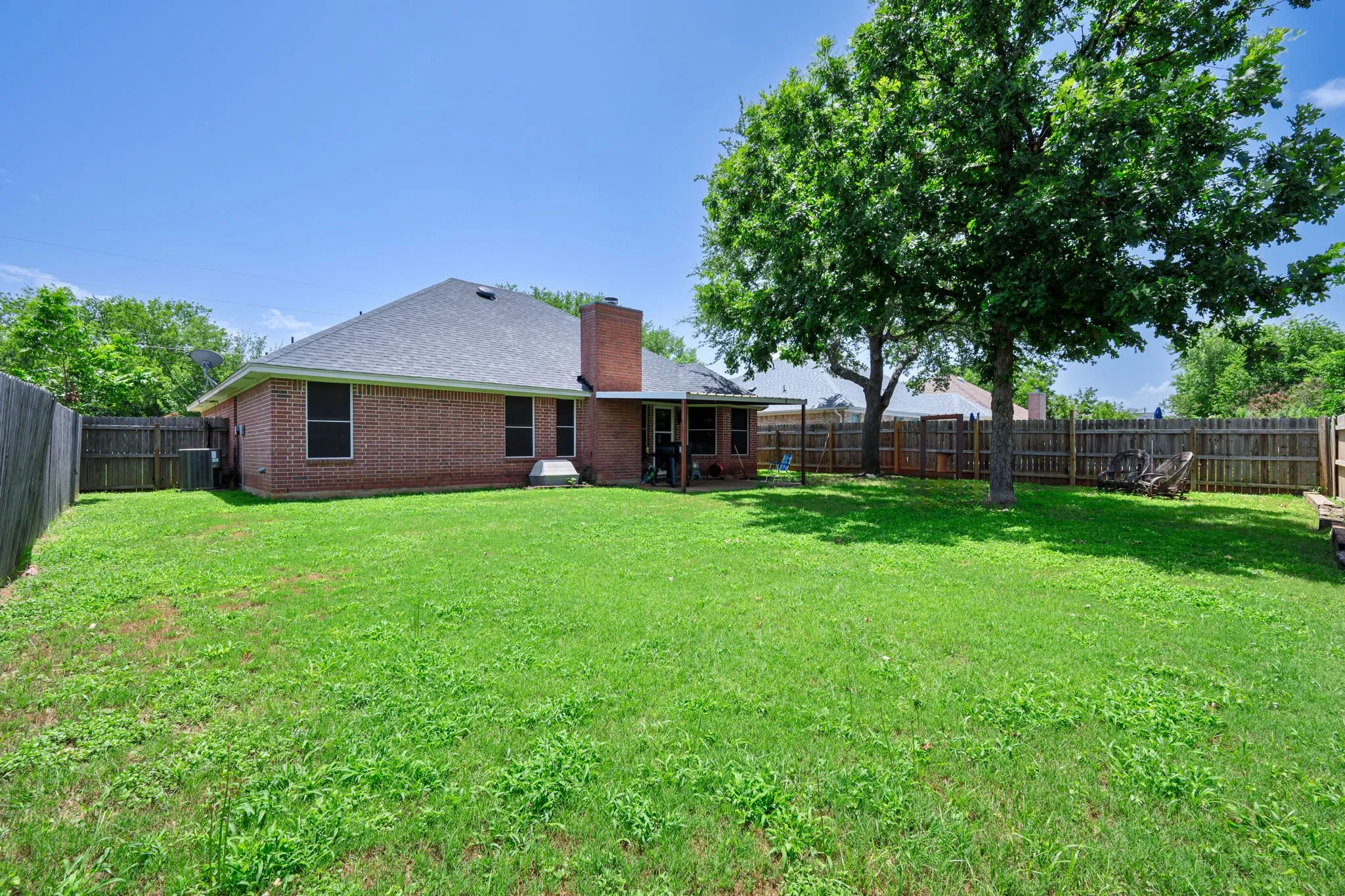 Single Family Residence For Sale in Hood County , 1510 Berry Patch Lane, Granbury, Texas 76048, 3 Bedroom, 2 Bathroom, 2 Garage spaces, 1,462 Sqft, built in 1998, mls#21310552, Real Estate Agent in Granbury, Homes For Sale in Hood county, Homes For Sale in Granbury, Realtor in Granbury Texas, Real Estate Brokerage Independent Realty Texas, Luminita Cordes Realtor