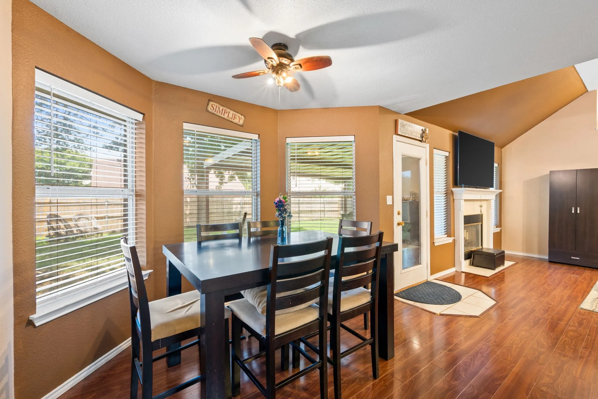 Single Family Residence For Sale in Hood County , 1510 Berry Patch Lane, Granbury, Texas 76048, 3 Bedroom, 2 Bathroom, 2 Garage spaces, 1,462 Sqft, built in 1998, mls#21310552, Real Estate Agent in Granbury, Homes For Sale in Hood county, Homes For Sale in Granbury, Realtor in Granbury Texas, Real Estate Brokerage Independent Realty Texas, Luminita Cordes Realtor
