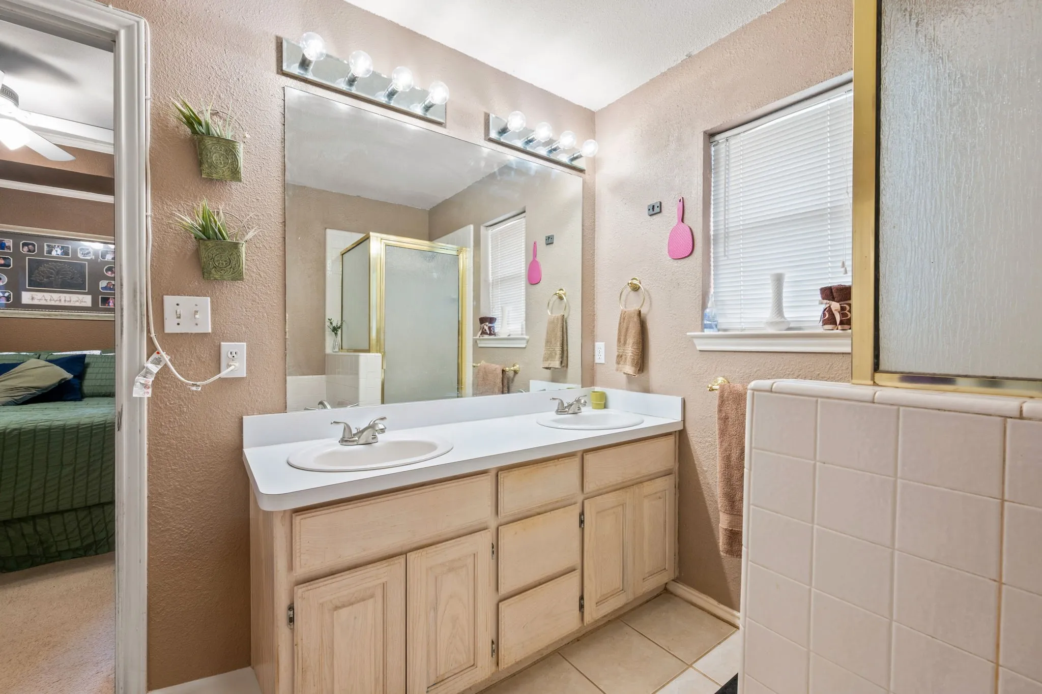 Single Family Residence For Sale in Hood County , 1510 Berry Patch Lane, Granbury, Texas 76048, 3 Bedroom, 2 Bathroom, 2 Garage spaces, 1,462 Sqft, built in 1998, mls#21310552, Real Estate Agent in Granbury, Homes For Sale in Hood county, Homes For Sale in Granbury, Realtor in Granbury Texas, Real Estate Brokerage Independent Realty Texas, Luminita Cordes Realtor