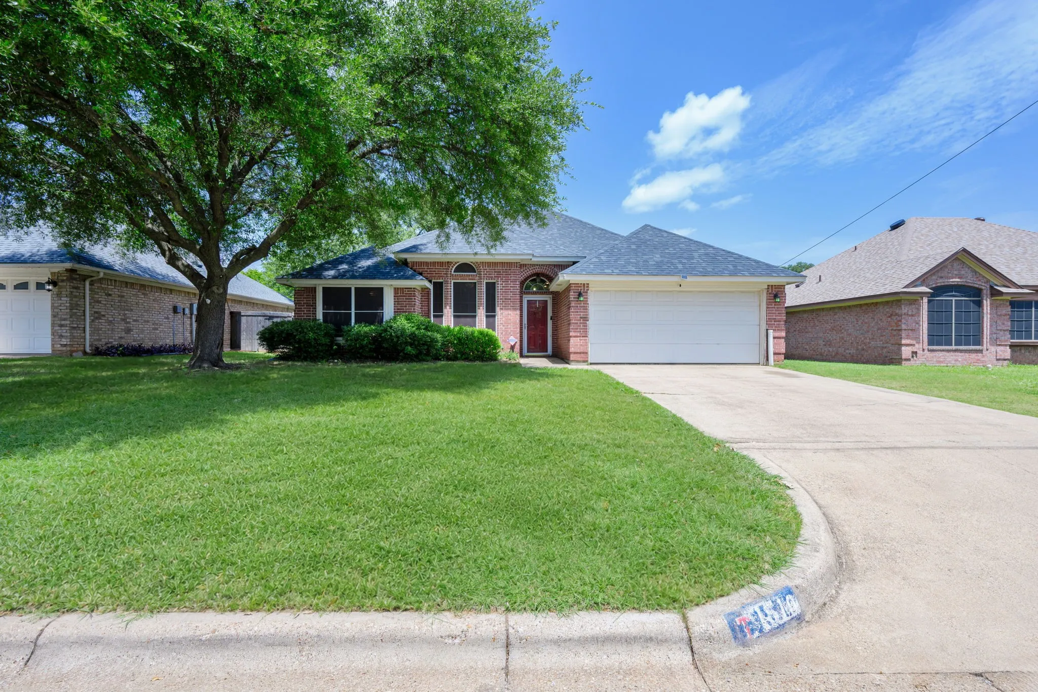 Single Family Residence For Sale in Hood County , 1510 Berry Patch Lane, Granbury, Texas 76048, 3 Bedroom, 2 Bathroom, 2 Garage spaces, 1,462 Sqft, built in 1998, mls#21310552, Real Estate Agent in Granbury, Homes For Sale in Hood county, Homes For Sale in Granbury, Realtor in Granbury Texas, Real Estate Brokerage Independent Realty Texas, Luminita Cordes Realtor