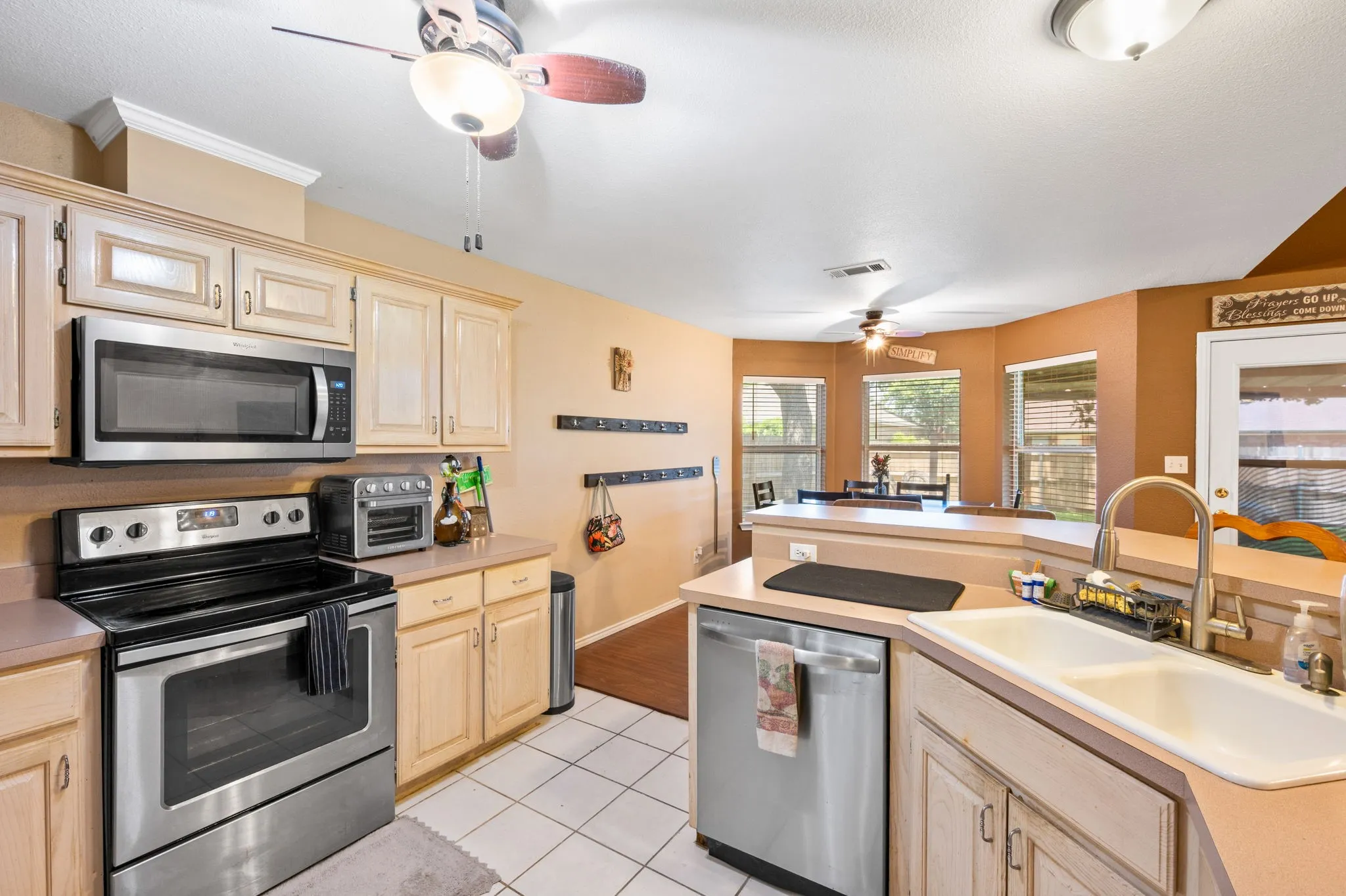 Single Family Residence For Sale in Hood County , 1510 Berry Patch Lane, Granbury, Texas 76048, 3 Bedroom, 2 Bathroom, 2 Garage spaces, 1,462 Sqft, built in 1998, mls#21310552, Real Estate Agent in Granbury, Homes For Sale in Hood county, Homes For Sale in Granbury, Realtor in Granbury Texas, Real Estate Brokerage Independent Realty Texas, Luminita Cordes Realtor