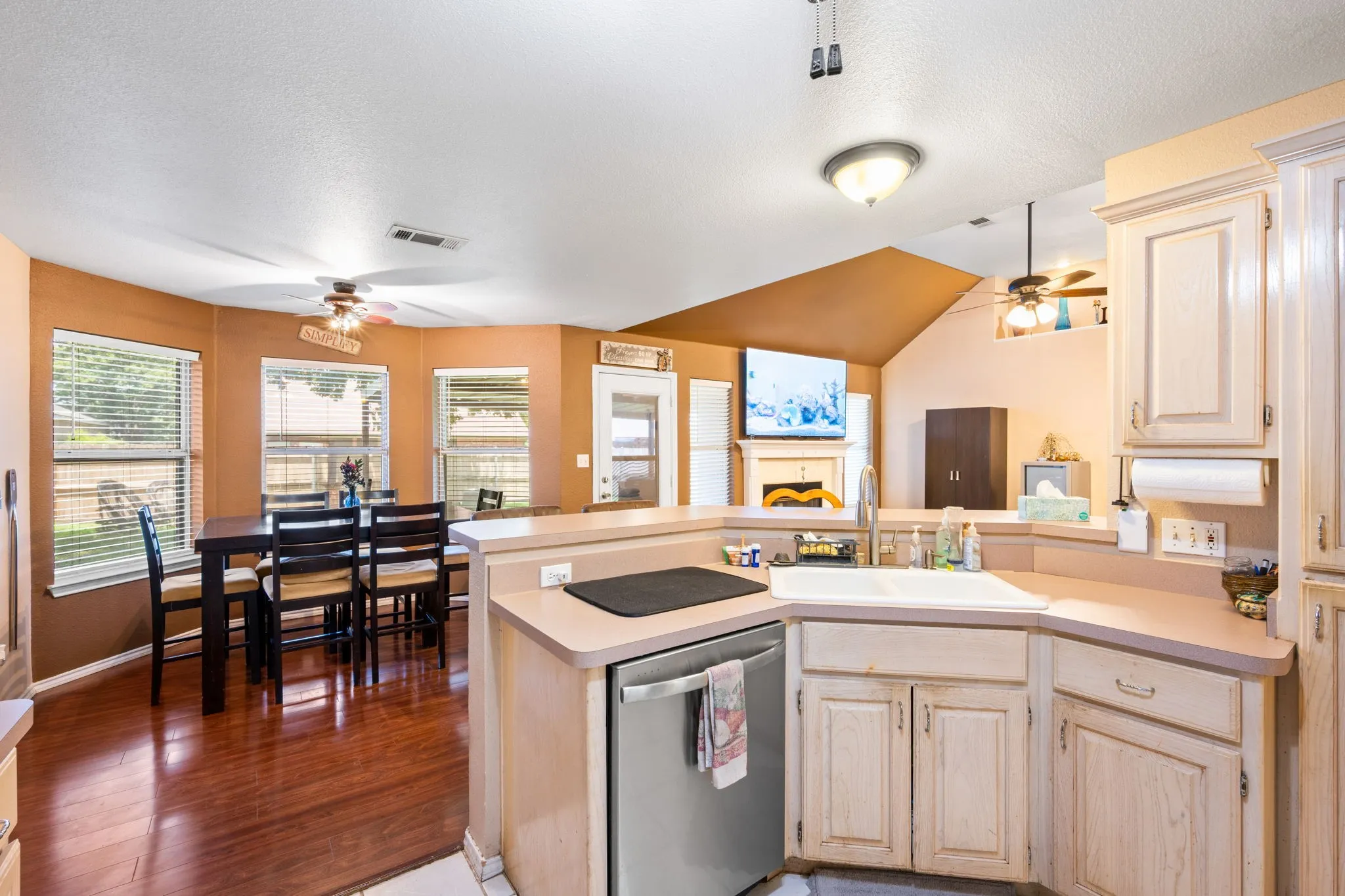 Single Family Residence For Sale in Hood County , 1510 Berry Patch Lane, Granbury, Texas 76048, 3 Bedroom, 2 Bathroom, 2 Garage spaces, 1,462 Sqft, built in 1998, mls#21310552, Real Estate Agent in Granbury, Homes For Sale in Hood county, Homes For Sale in Granbury, Realtor in Granbury Texas, Real Estate Brokerage Independent Realty Texas, Luminita Cordes Realtor