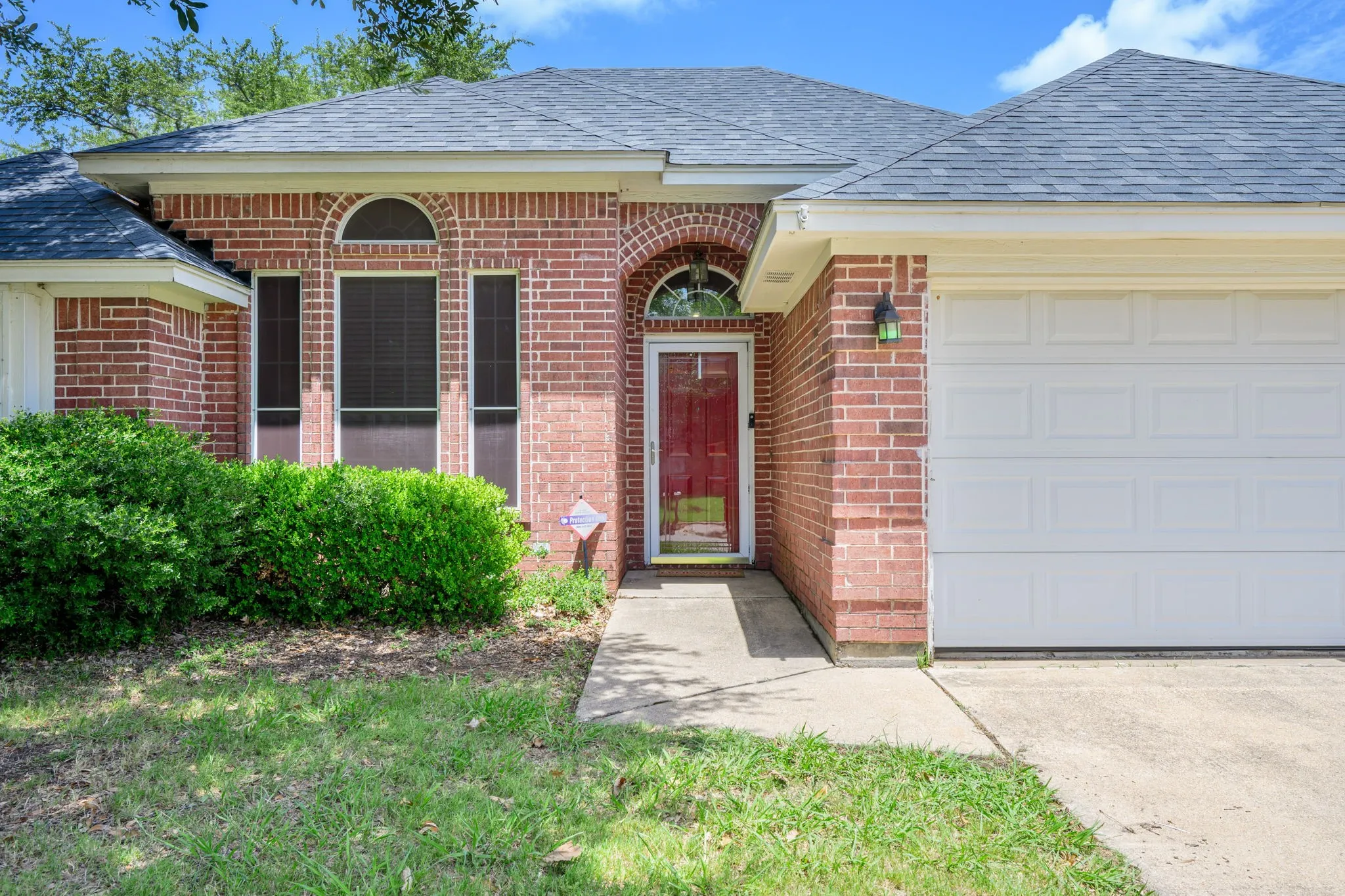 Single Family Residence For Sale in Hood County , 1510 Berry Patch Lane, Granbury, Texas 76048, 3 Bedroom, 2 Bathroom, 2 Garage spaces, 1,462 Sqft, built in 1998, mls#21310552, Real Estate Agent in Granbury, Homes For Sale in Hood county, Homes For Sale in Granbury, Realtor in Granbury Texas, Real Estate Brokerage Independent Realty Texas, Luminita Cordes Realtor