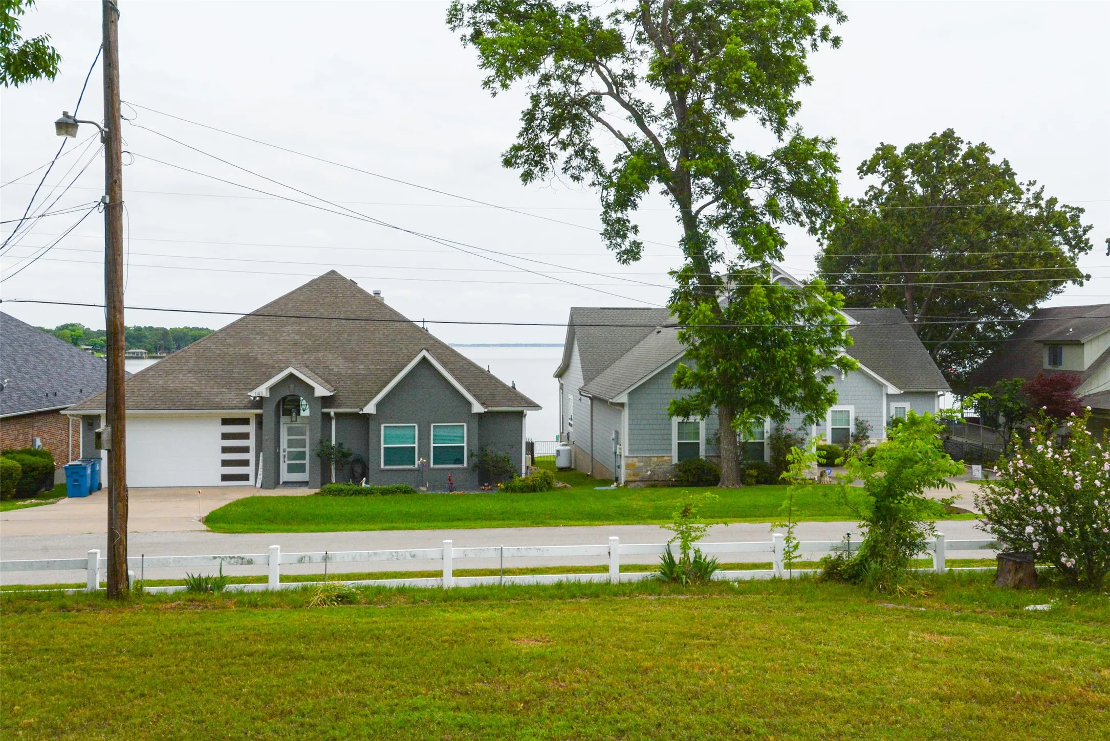 Single Family Residence For Sale in Henderson County , 142 Seaside Drive, Gun Barrel City, Texas 75156, 3 Bedrooms, 2 Bathrooms, 2 Garage spaces, 2,085 Sqft, built in 1968, Price $325,000, mls#21310576, Real Estate Agent in Gun Barrel City, Homes For Sale in Henderson county, Homes For Sale in Gun Barrel City, Realtor in Gun Barrel City Texas, Real Estate Brokerage Independent Realty Texas, Luminita Cordes Realtor