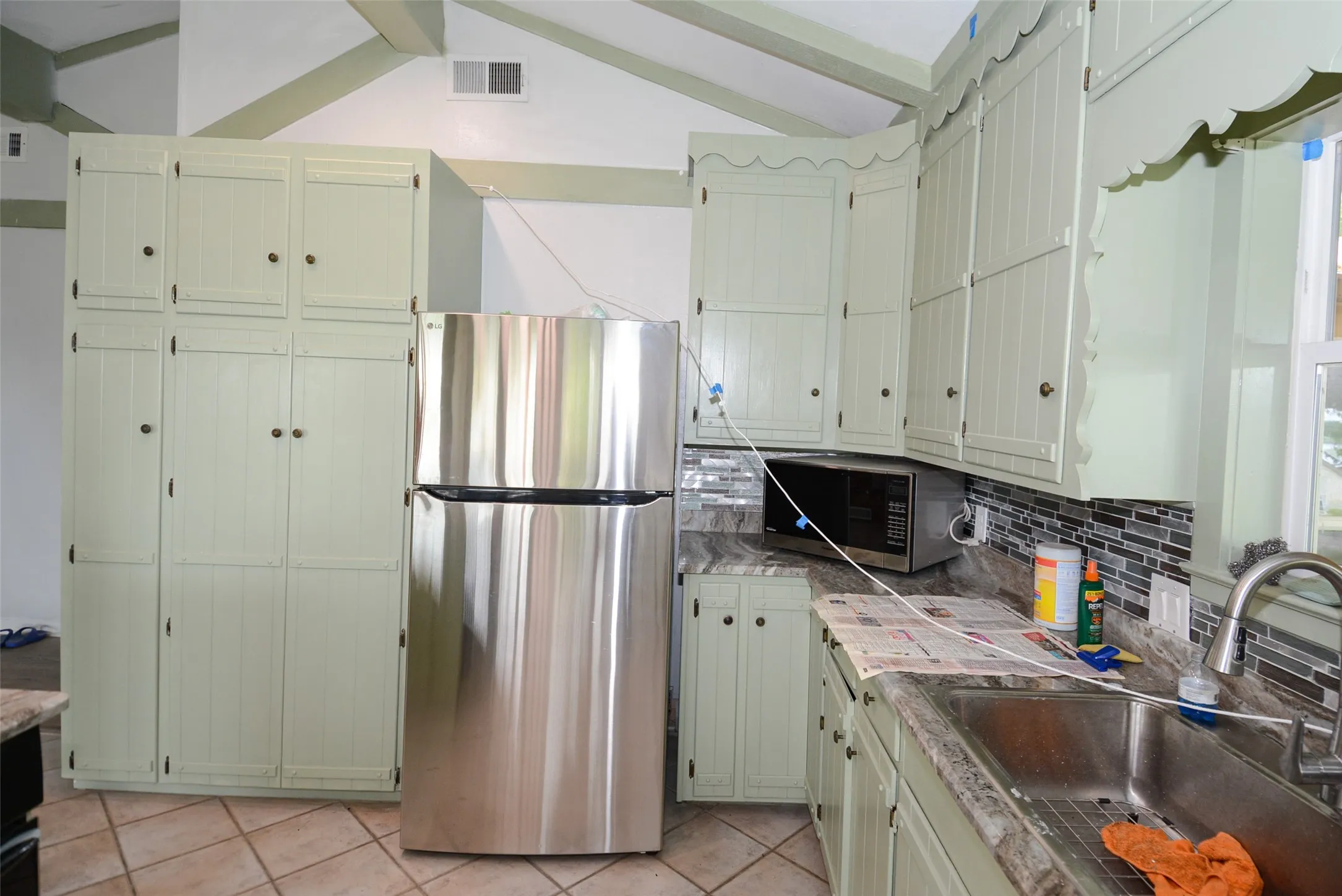 Single Family Residence For Sale in Henderson County , 142 Seaside Drive, Gun Barrel City, Texas 75156, 3 Bedrooms, 2 Bathrooms, 2 Garage spaces, 2,085 Sqft, built in 1968, Price $325,000, mls#21310576, Real Estate Agent in Gun Barrel City, Homes For Sale in Henderson county, Homes For Sale in Gun Barrel City, Realtor in Gun Barrel City Texas, Real Estate Brokerage Independent Realty Texas, Luminita Cordes Realtor