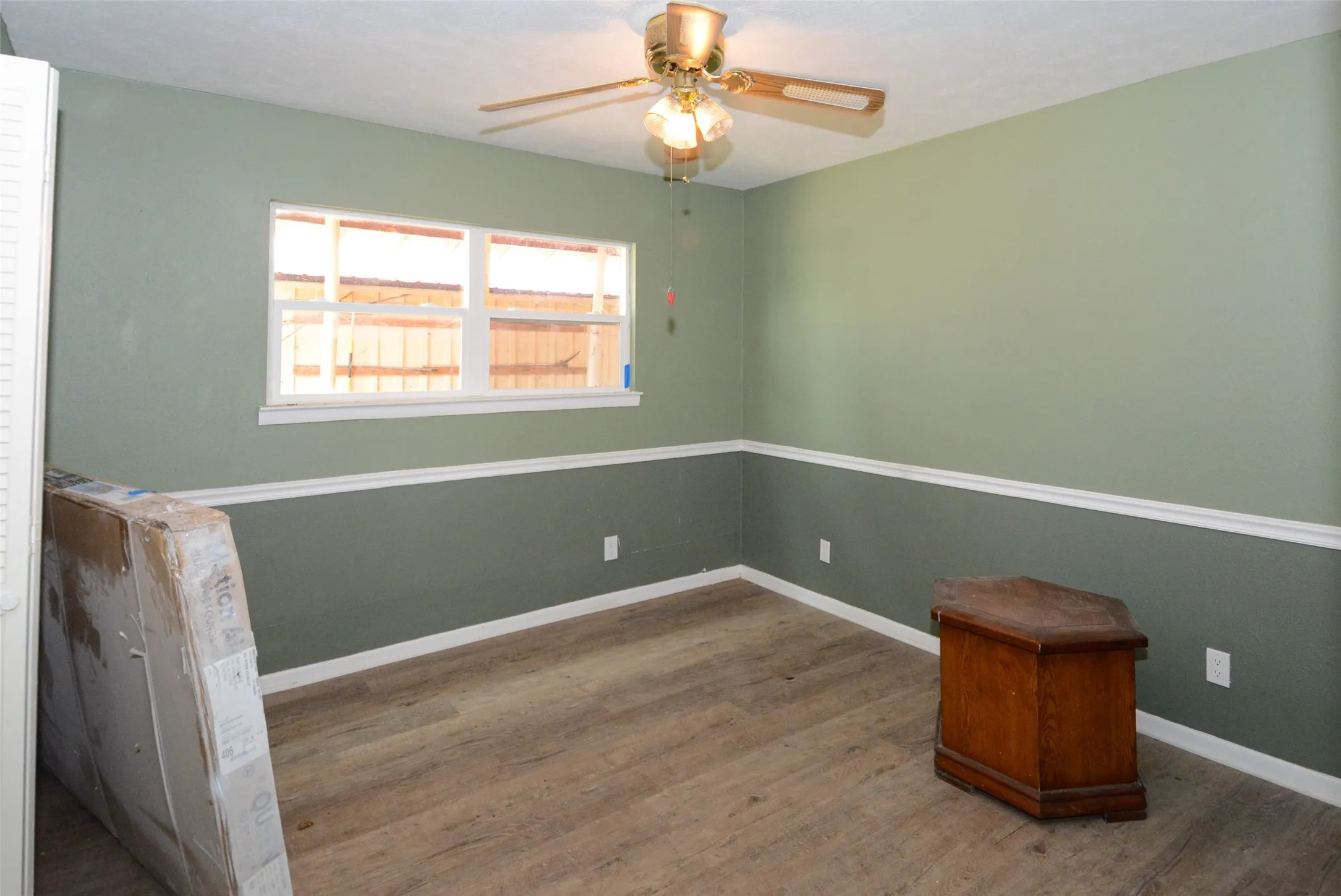 Single Family Residence For Sale in Henderson County , 142 Seaside Drive, Gun Barrel City, Texas 75156, 3 Bedrooms, 2 Bathrooms, 2 Garage spaces, 2,085 Sqft, built in 1968, Price $325,000, mls#21310576, Real Estate Agent in Gun Barrel City, Homes For Sale in Henderson county, Homes For Sale in Gun Barrel City, Realtor in Gun Barrel City Texas, Real Estate Brokerage Independent Realty Texas, Luminita Cordes Realtor