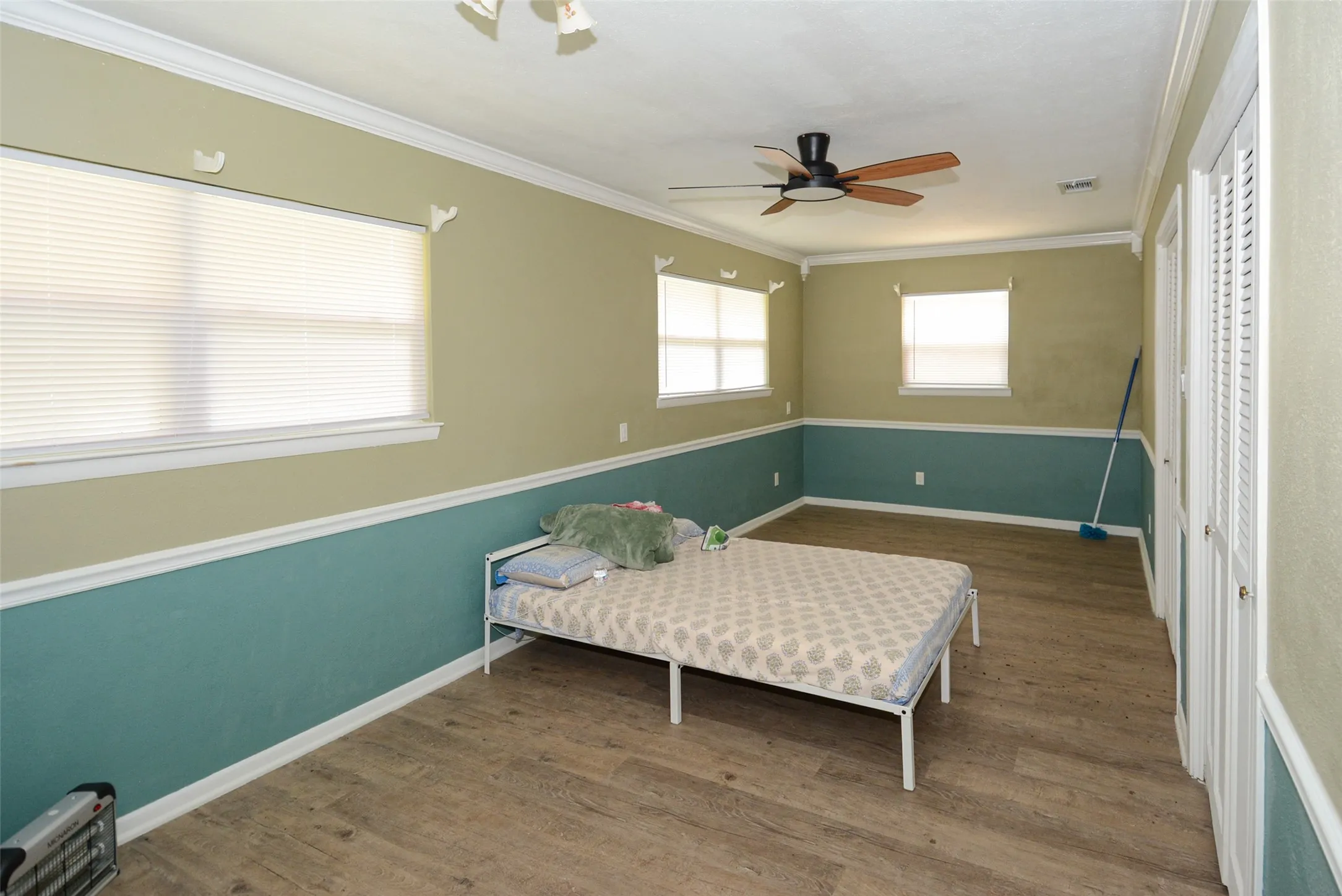 Single Family Residence For Sale in Henderson County , 142 Seaside Drive, Gun Barrel City, Texas 75156, 3 Bedrooms, 2 Bathrooms, 2 Garage spaces, 2,085 Sqft, built in 1968, Price $325,000, mls#21310576, Real Estate Agent in Gun Barrel City, Homes For Sale in Henderson county, Homes For Sale in Gun Barrel City, Realtor in Gun Barrel City Texas, Real Estate Brokerage Independent Realty Texas, Luminita Cordes Realtor