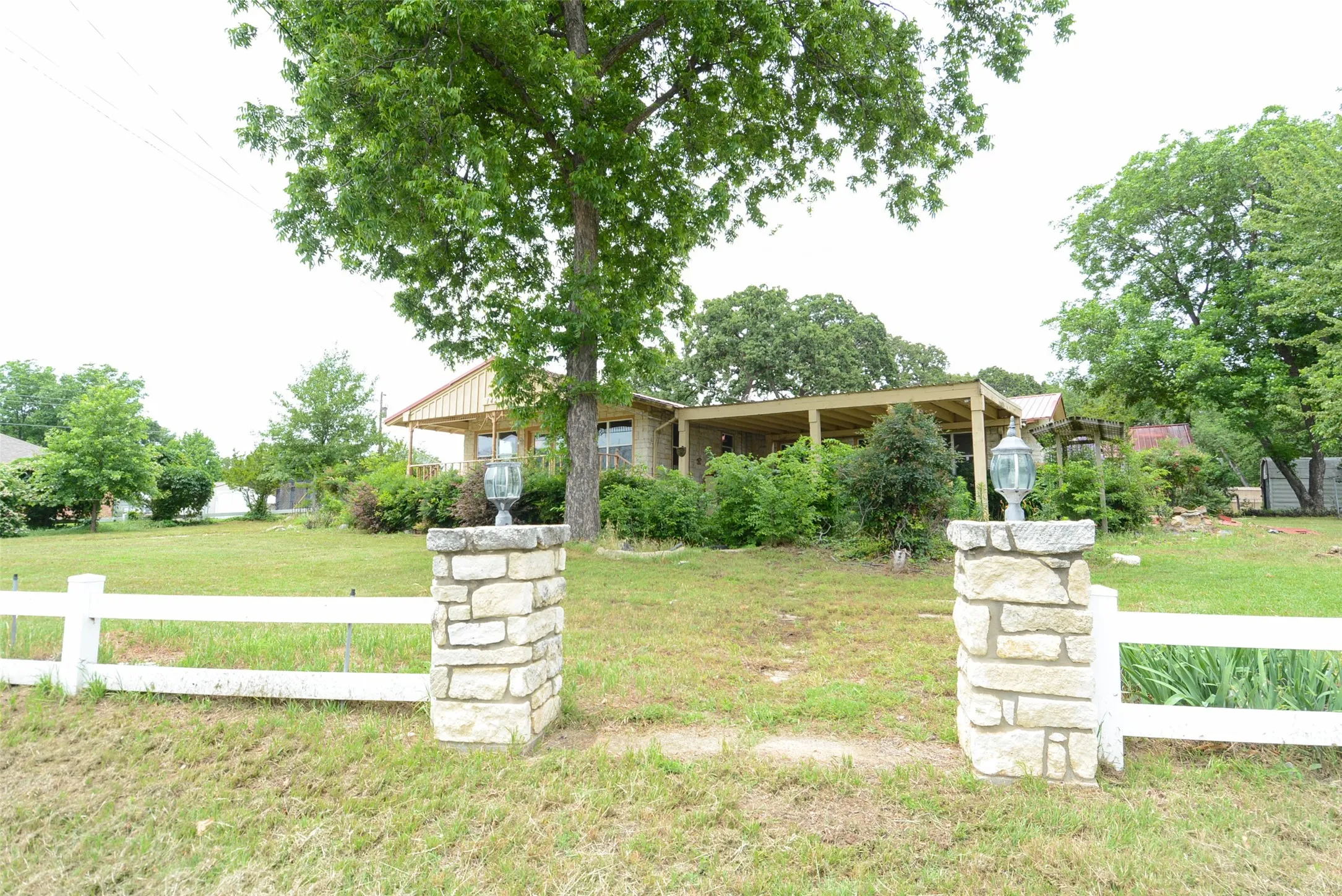 Single Family Residence For Sale in Henderson County , 142 Seaside Drive, Gun Barrel City, Texas 75156, 3 Bedrooms, 2 Bathrooms, 2 Garage spaces, 2,085 Sqft, built in 1968, Price $325,000, mls#21310576, Real Estate Agent in Gun Barrel City, Homes For Sale in Henderson county, Homes For Sale in Gun Barrel City, Realtor in Gun Barrel City Texas, Real Estate Brokerage Independent Realty Texas, Luminita Cordes Realtor