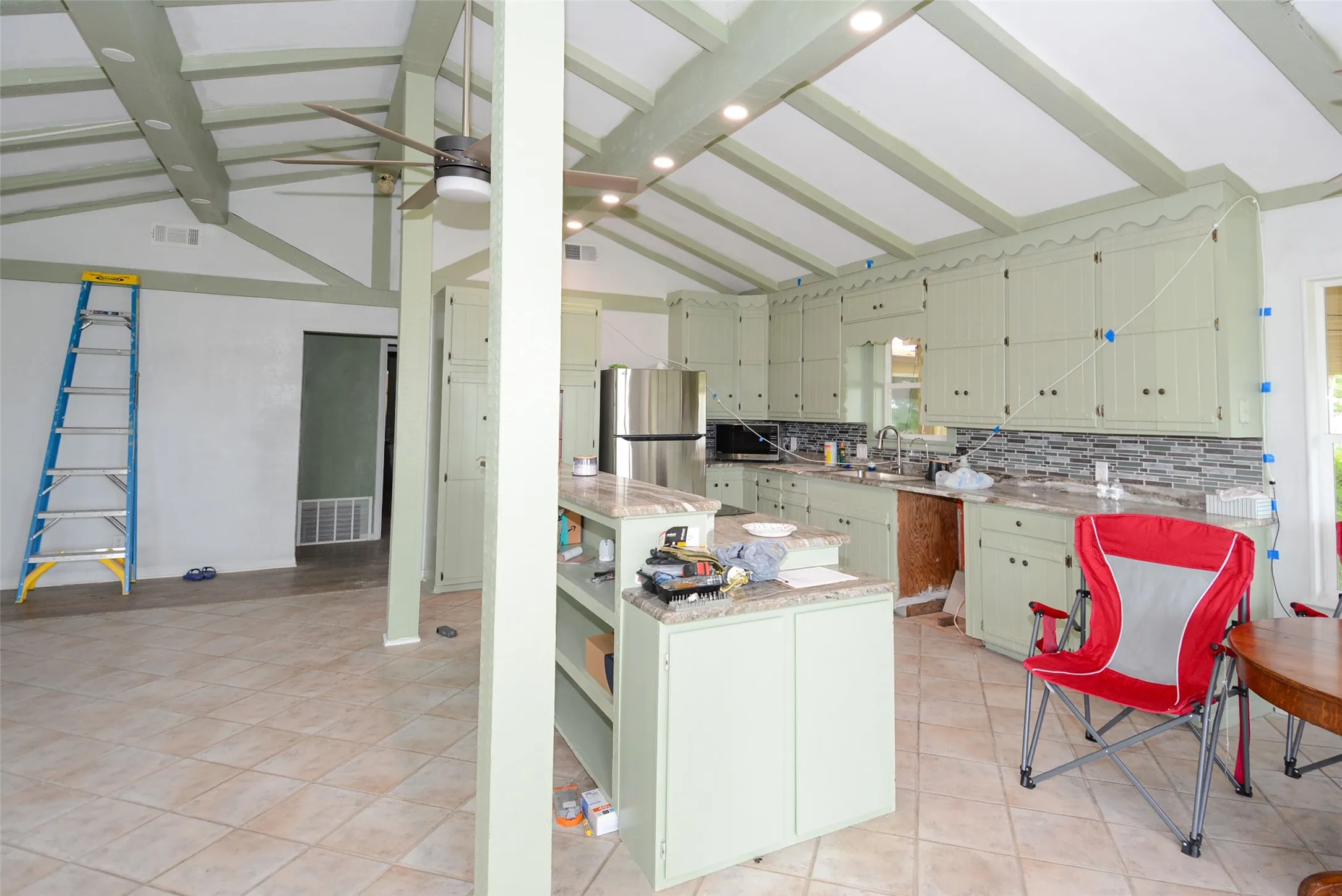 Single Family Residence For Sale in Henderson County , 142 Seaside Drive, Gun Barrel City, Texas 75156, 3 Bedrooms, 2 Bathrooms, 2 Garage spaces, 2,085 Sqft, built in 1968, Price $325,000, mls#21310576, Real Estate Agent in Gun Barrel City, Homes For Sale in Henderson county, Homes For Sale in Gun Barrel City, Realtor in Gun Barrel City Texas, Real Estate Brokerage Independent Realty Texas, Luminita Cordes Realtor