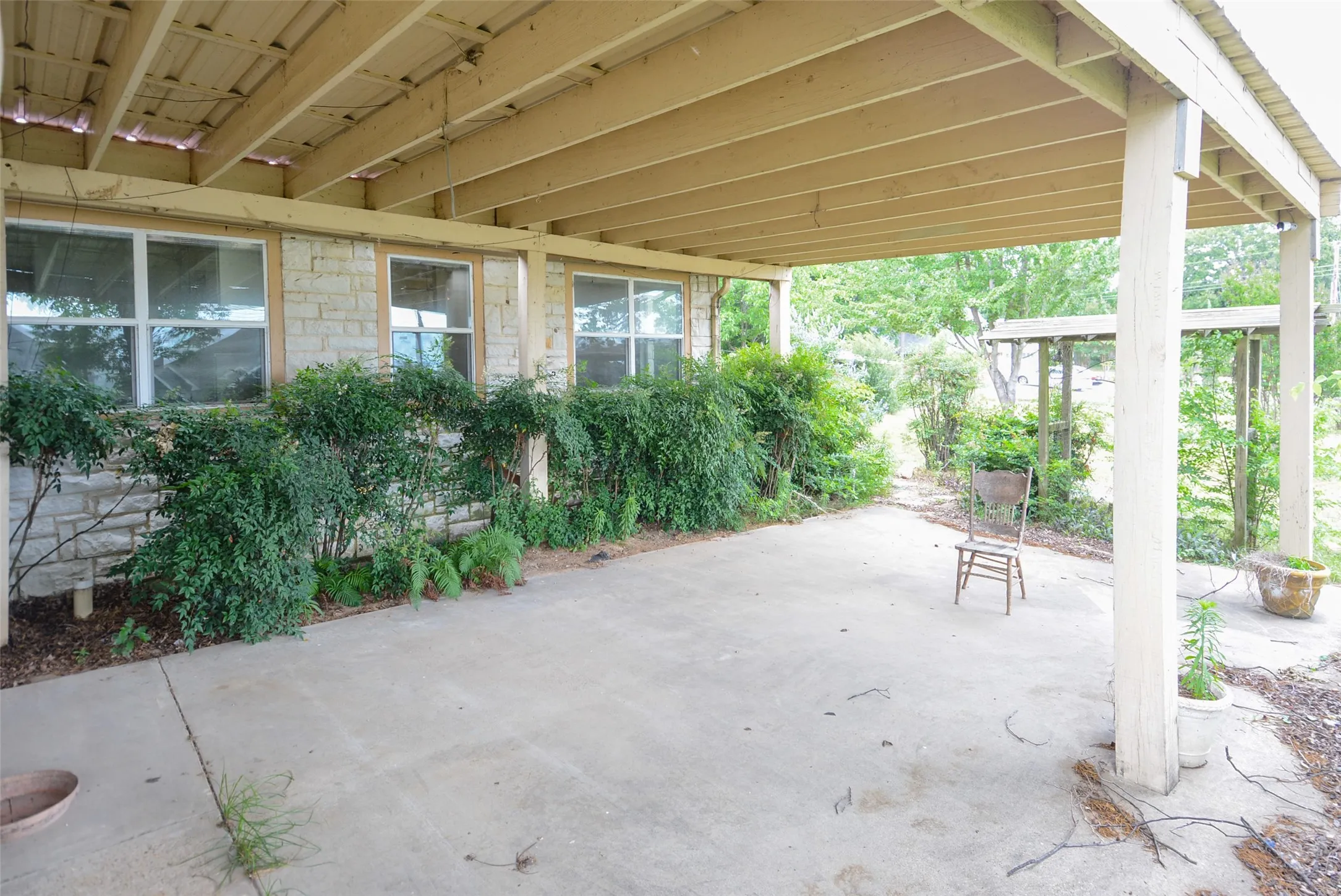 Single Family Residence For Sale in Henderson County , 142 Seaside Drive, Gun Barrel City, Texas 75156, 3 Bedrooms, 2 Bathrooms, 2 Garage spaces, 2,085 Sqft, built in 1968, Price $325,000, mls#21310576, Real Estate Agent in Gun Barrel City, Homes For Sale in Henderson county, Homes For Sale in Gun Barrel City, Realtor in Gun Barrel City Texas, Real Estate Brokerage Independent Realty Texas, Luminita Cordes Realtor