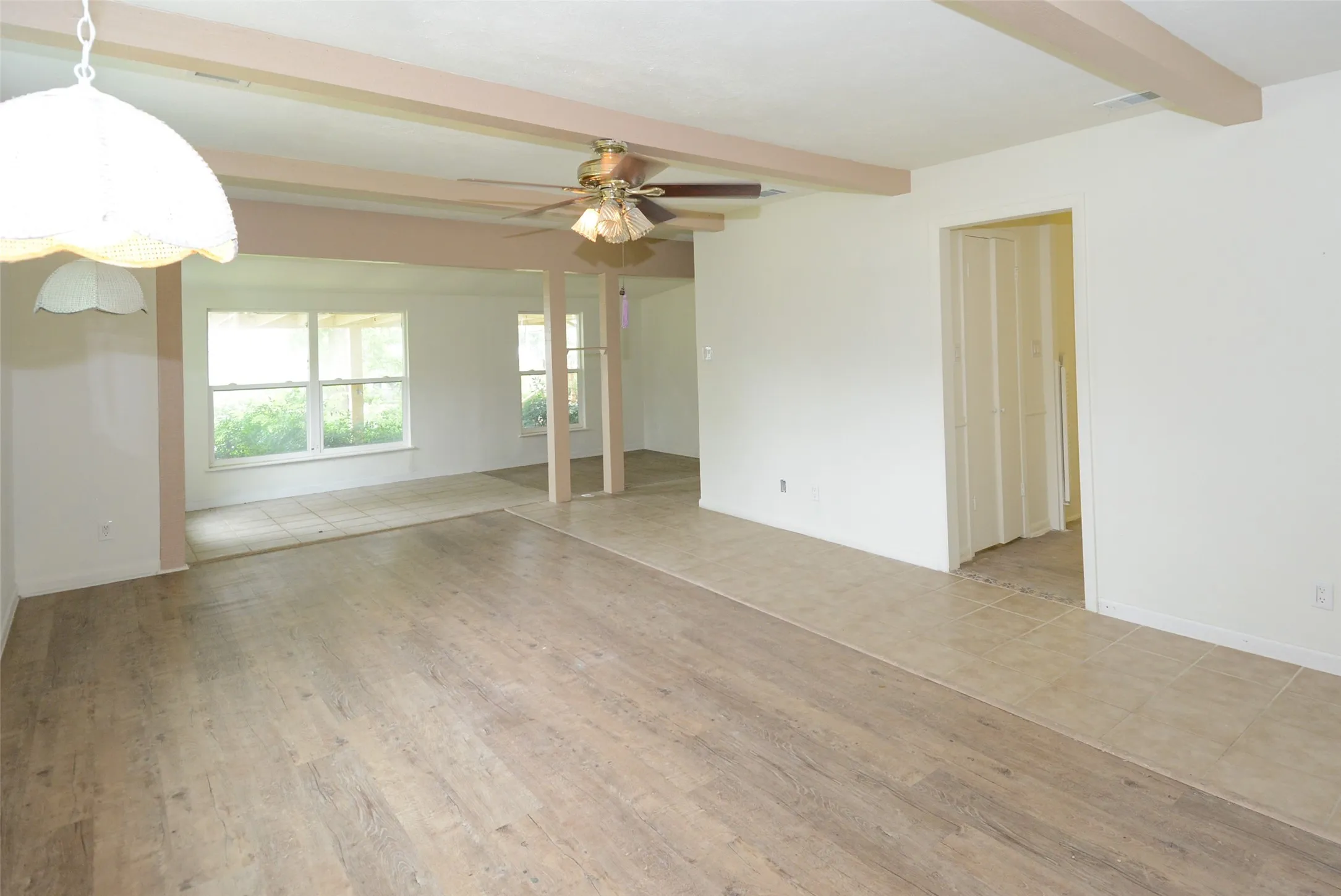 Single Family Residence For Sale in Henderson County , 142 Seaside Drive, Gun Barrel City, Texas 75156, 3 Bedrooms, 2 Bathrooms, 2 Garage spaces, 2,085 Sqft, built in 1968, Price $325,000, mls#21310576, Real Estate Agent in Gun Barrel City, Homes For Sale in Henderson county, Homes For Sale in Gun Barrel City, Realtor in Gun Barrel City Texas, Real Estate Brokerage Independent Realty Texas, Luminita Cordes Realtor