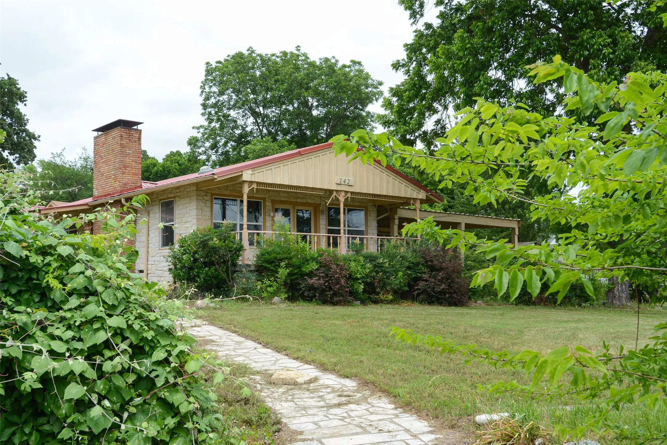 Single Family Residence For Sale in Henderson County , 142 Seaside Drive, Gun Barrel City, Texas 75156, 3 Bedrooms, 2 Bathrooms, 2 Garage spaces, 2,085 Sqft, built in 1968, Price $325,000, mls#21310576, Real Estate Agent in Gun Barrel City, Homes For Sale in Henderson county, Homes For Sale in Gun Barrel City, Realtor in Gun Barrel City Texas, Real Estate Brokerage Independent Realty Texas, Luminita Cordes Realtor