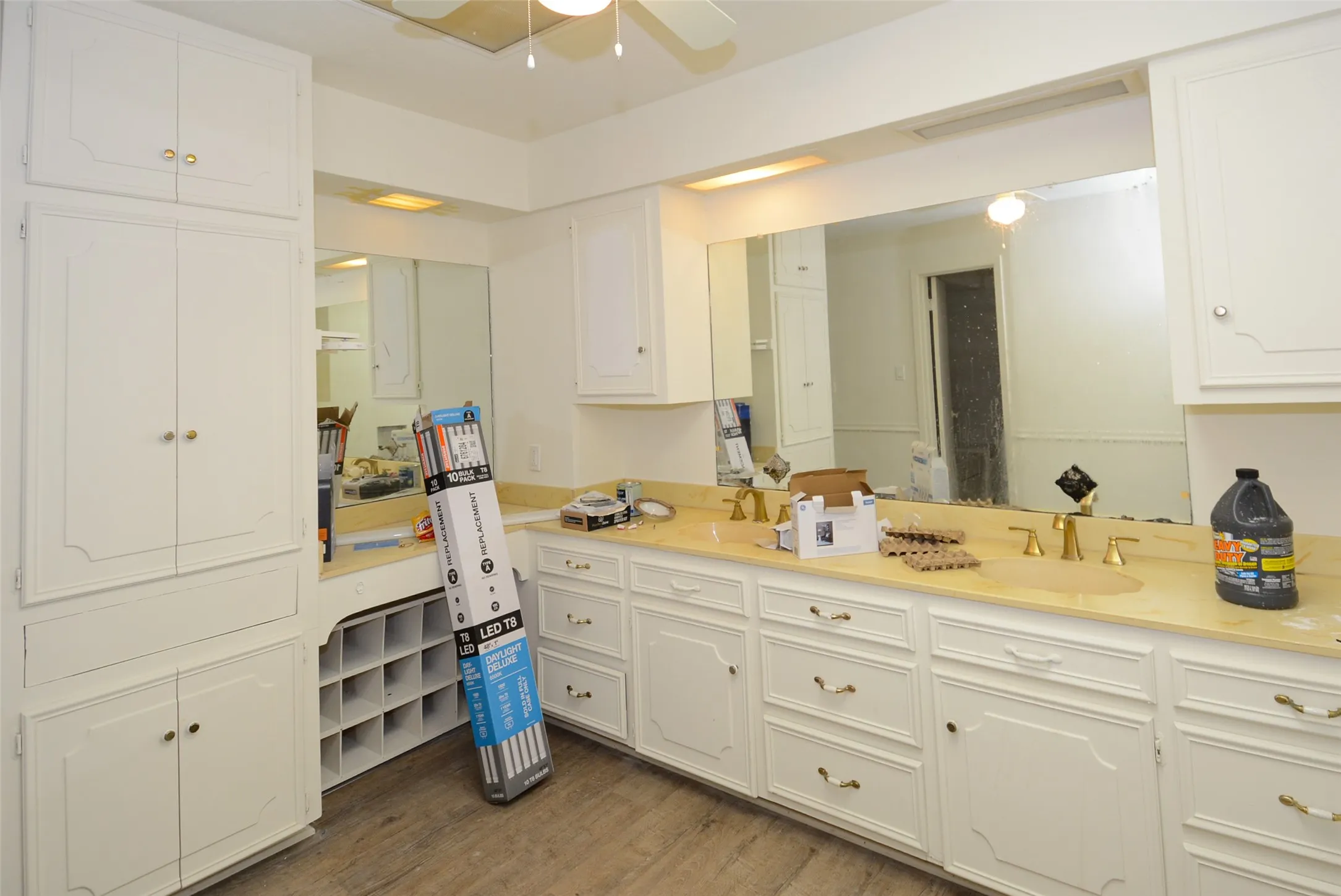 Single Family Residence For Sale in Henderson County , 142 Seaside Drive, Gun Barrel City, Texas 75156, 3 Bedrooms, 2 Bathrooms, 2 Garage spaces, 2,085 Sqft, built in 1968, Price $325,000, mls#21310576, Real Estate Agent in Gun Barrel City, Homes For Sale in Henderson county, Homes For Sale in Gun Barrel City, Realtor in Gun Barrel City Texas, Real Estate Brokerage Independent Realty Texas, Luminita Cordes Realtor