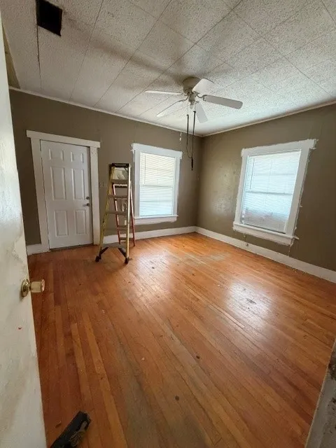 Single Family Residence For Sale in Tarrant County , 2203 Pearl Avenue, Fort Worth, Texas 76164, 3 Bedroom, 1 Bathroom, Garage spaces, 1,074 Sqft, built in 1922, mls#21310595, Real Estate Agent in Fort Worth, Homes For Sale in Tarrant county, Homes For Sale in Fort Worth, Realtor in Fort Worth Texas, Real Estate Brokerage Independent Realty Texas, Luminita Cordes Realtor