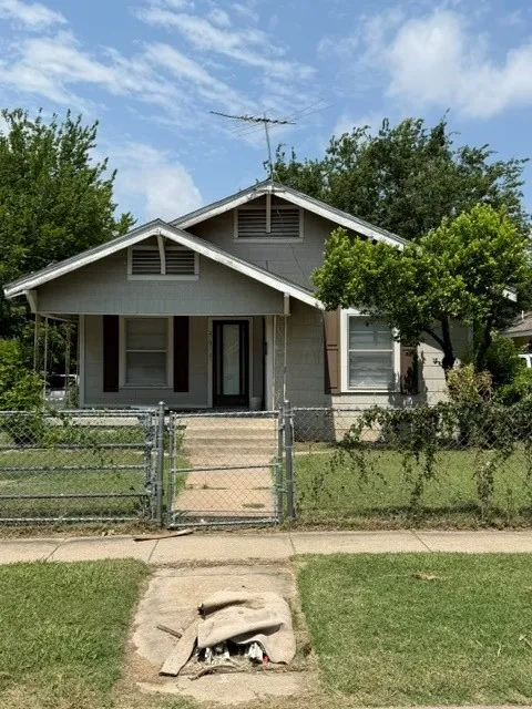 Single Family Residence For Sale in Tarrant County , 2203 Pearl Avenue, Fort Worth, Texas 76164, 3 Bedroom, 1 Bathroom, Garage spaces, 1,074 Sqft, built in 1922, mls#21310595, Real Estate Agent in Fort Worth, Homes For Sale in Tarrant county, Homes For Sale in Fort Worth, Realtor in Fort Worth Texas, Real Estate Brokerage Independent Realty Texas, Luminita Cordes Realtor