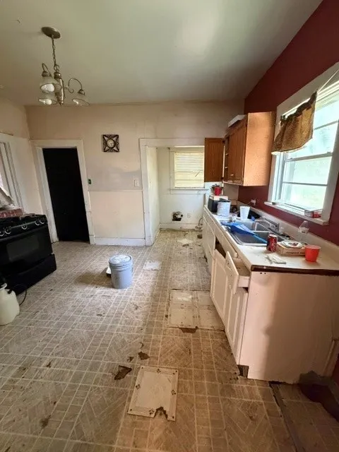 Single Family Residence For Sale in Tarrant County , 2203 Pearl Avenue, Fort Worth, Texas 76164, 3 Bedroom, 1 Bathroom, Garage spaces, 1,074 Sqft, built in 1922, mls#21310595, Real Estate Agent in Fort Worth, Homes For Sale in Tarrant county, Homes For Sale in Fort Worth, Realtor in Fort Worth Texas, Real Estate Brokerage Independent Realty Texas, Luminita Cordes Realtor