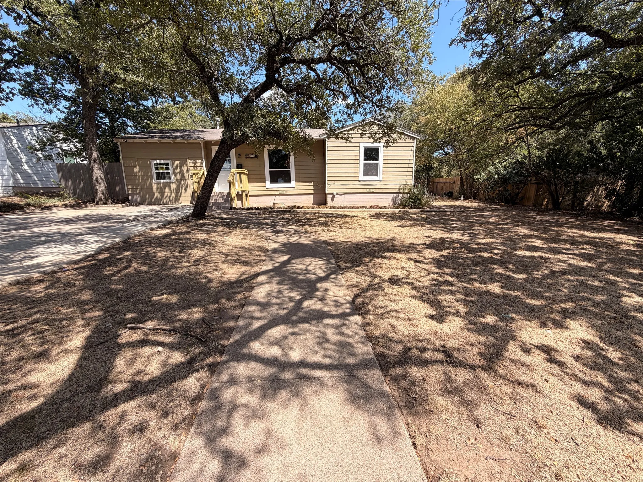 Single Family Residence For Sale in Tarrant County , 2613 Stark Street, Fort Worth, Texas 76112, 3 Bedroom, 1 Bathroom, Garage spaces, 1,175 Sqft, built in 1950, mls#21310596, Real Estate Agent in Fort Worth, Homes For Sale in Tarrant county, Homes For Sale in Fort Worth, Realtor in Fort Worth Texas, Real Estate Brokerage Independent Realty Texas, Luminita Cordes Realtor