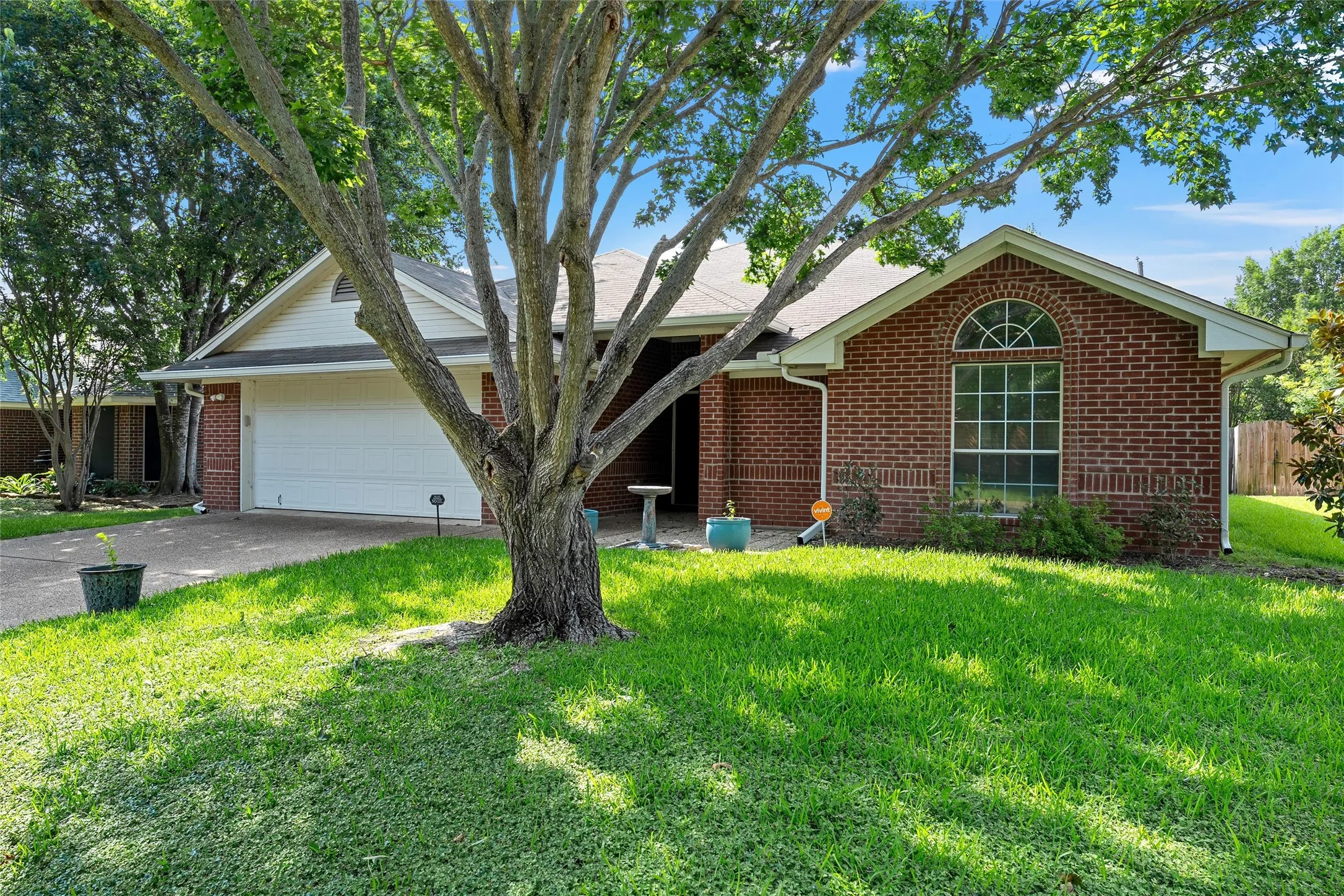 Single Family Residence For Sale in Mc Lennan County , 10604 Sierra West Drive, Waco, Texas 76712, 4 Bedrooms, 2 Bathrooms, 2 Garage spaces, 1,708 Sqft, built in 1995, Price $319,900, mls#21310127, Real Estate Agent in Waco, Homes For Sale in Mc Lennan county, Homes For Sale in Waco, Realtor in Waco Texas, Real Estate Brokerage Independent Realty Texas, Luminita Cordes Realtor
