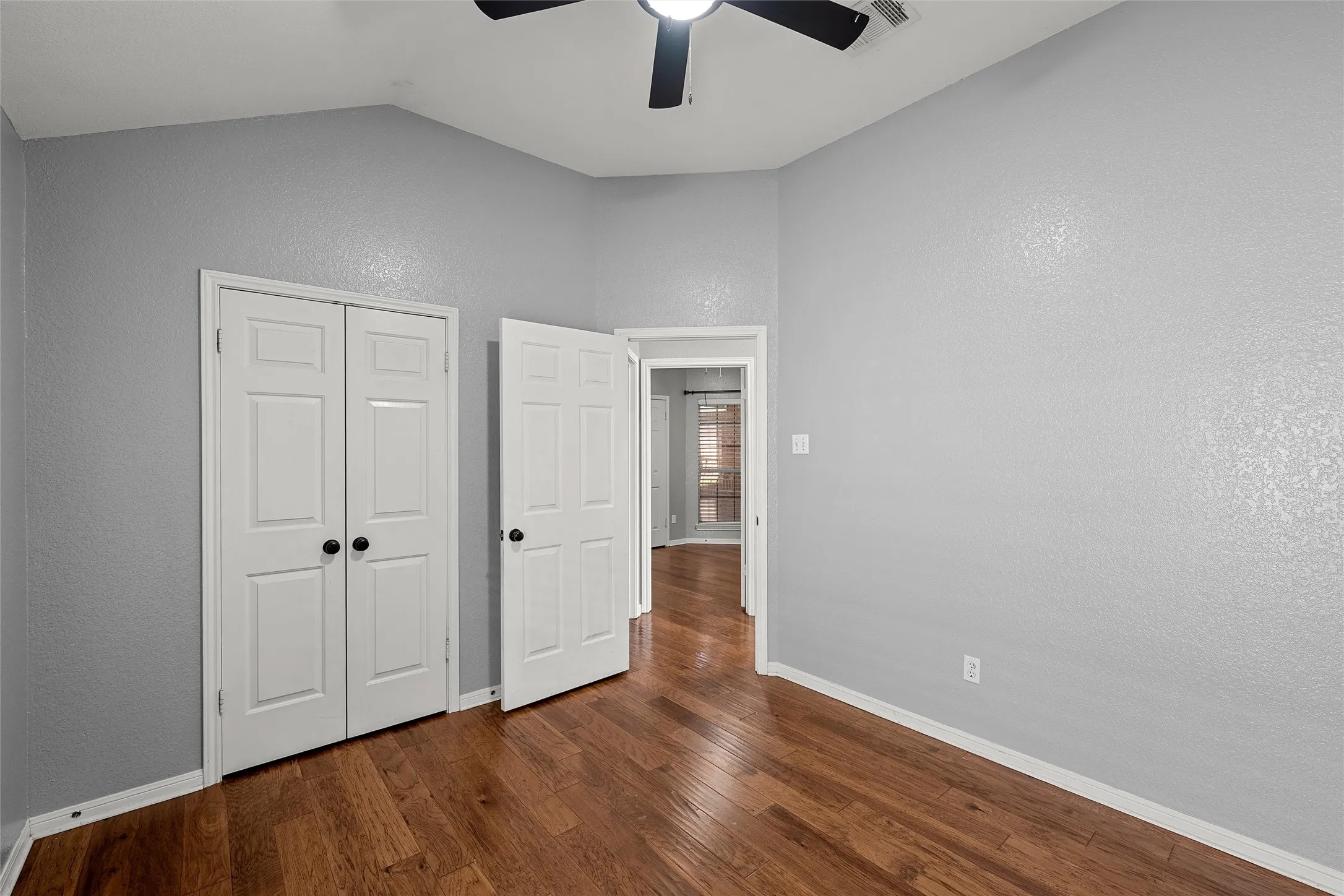 Single Family Residence For Sale in Mc Lennan County , 10604 Sierra West Drive, Waco, Texas 76712, 4 Bedrooms, 2 Bathrooms, 2 Garage spaces, 1,708 Sqft, built in 1995, Price $319,900, mls#21310127, Real Estate Agent in Waco, Homes For Sale in Mc Lennan county, Homes For Sale in Waco, Realtor in Waco Texas, Real Estate Brokerage Independent Realty Texas, Luminita Cordes Realtor