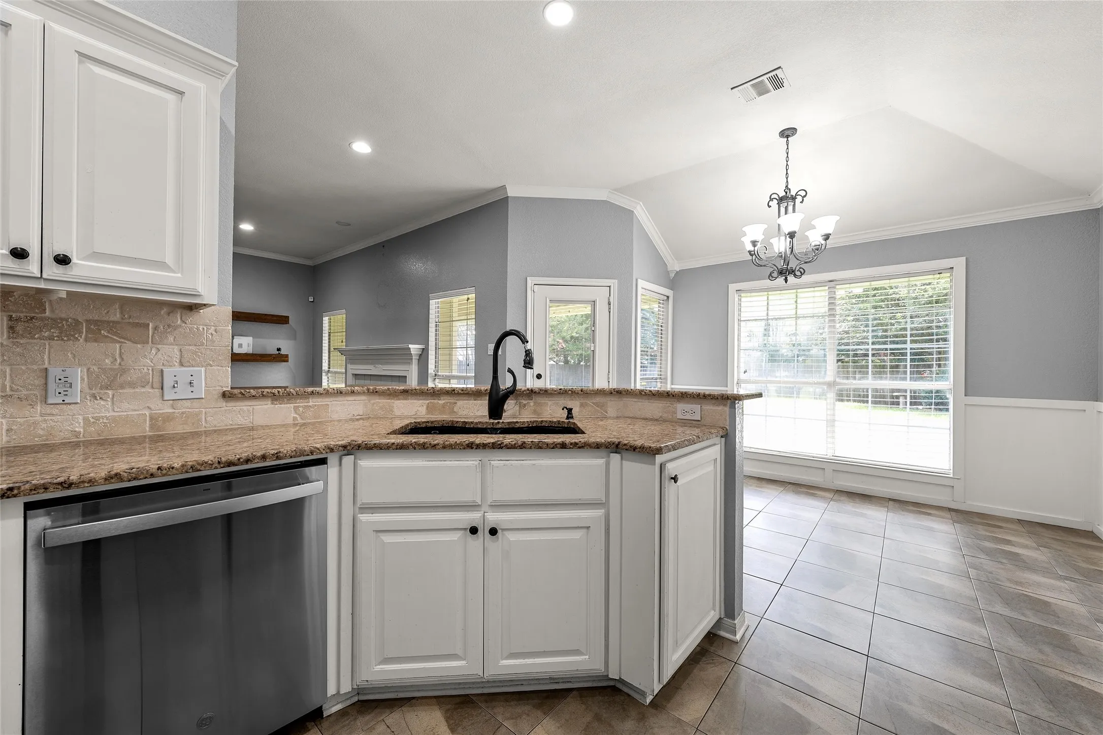 Single Family Residence For Sale in Mc Lennan County , 10604 Sierra West Drive, Waco, Texas 76712, 4 Bedrooms, 2 Bathrooms, 2 Garage spaces, 1,708 Sqft, built in 1995, Price $319,900, mls#21310127, Real Estate Agent in Waco, Homes For Sale in Mc Lennan county, Homes For Sale in Waco, Realtor in Waco Texas, Real Estate Brokerage Independent Realty Texas, Luminita Cordes Realtor