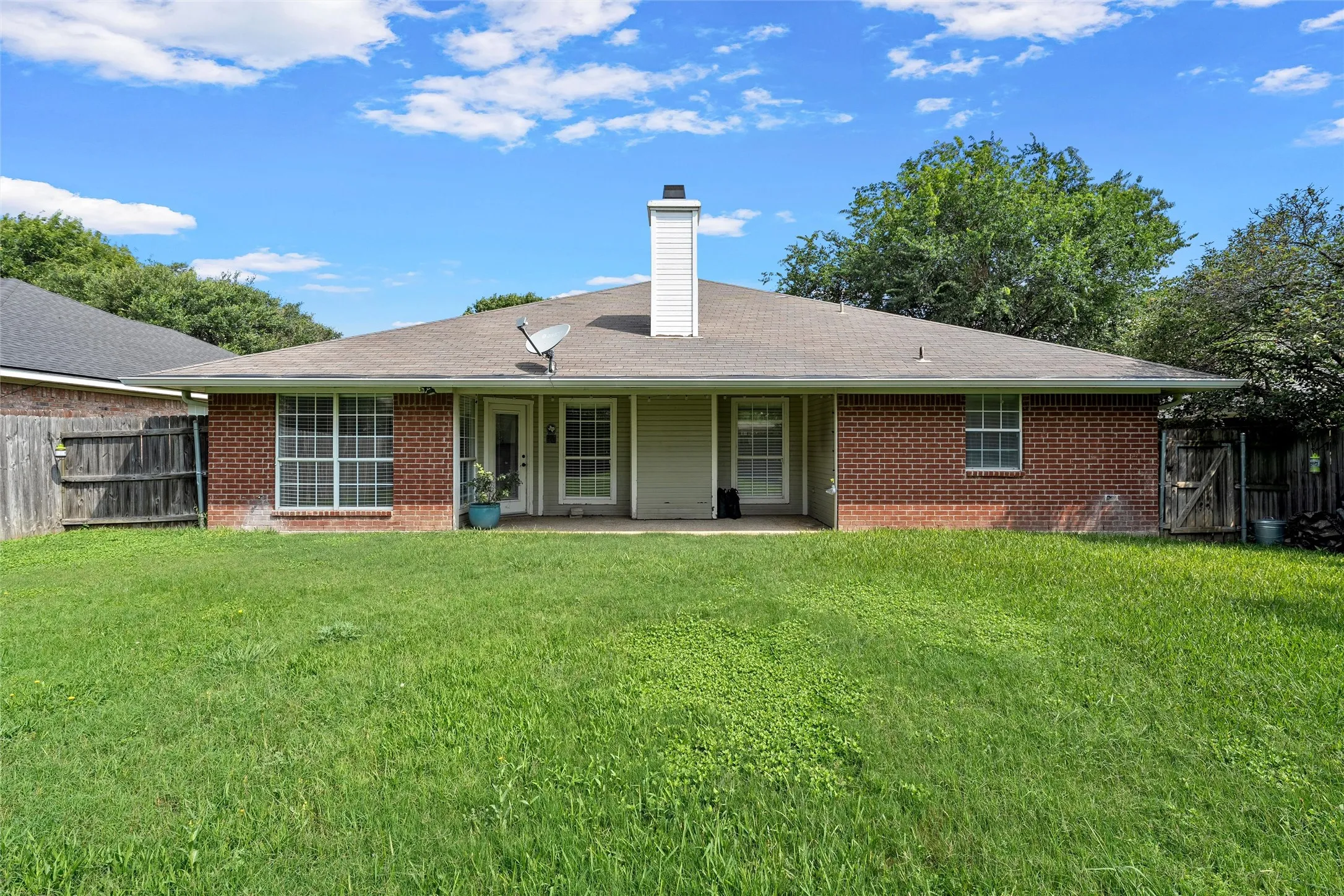 Single Family Residence For Sale in Mc Lennan County , 10604 Sierra West Drive, Waco, Texas 76712, 4 Bedrooms, 2 Bathrooms, 2 Garage spaces, 1,708 Sqft, built in 1995, Price $319,900, mls#21310127, Real Estate Agent in Waco, Homes For Sale in Mc Lennan county, Homes For Sale in Waco, Realtor in Waco Texas, Real Estate Brokerage Independent Realty Texas, Luminita Cordes Realtor