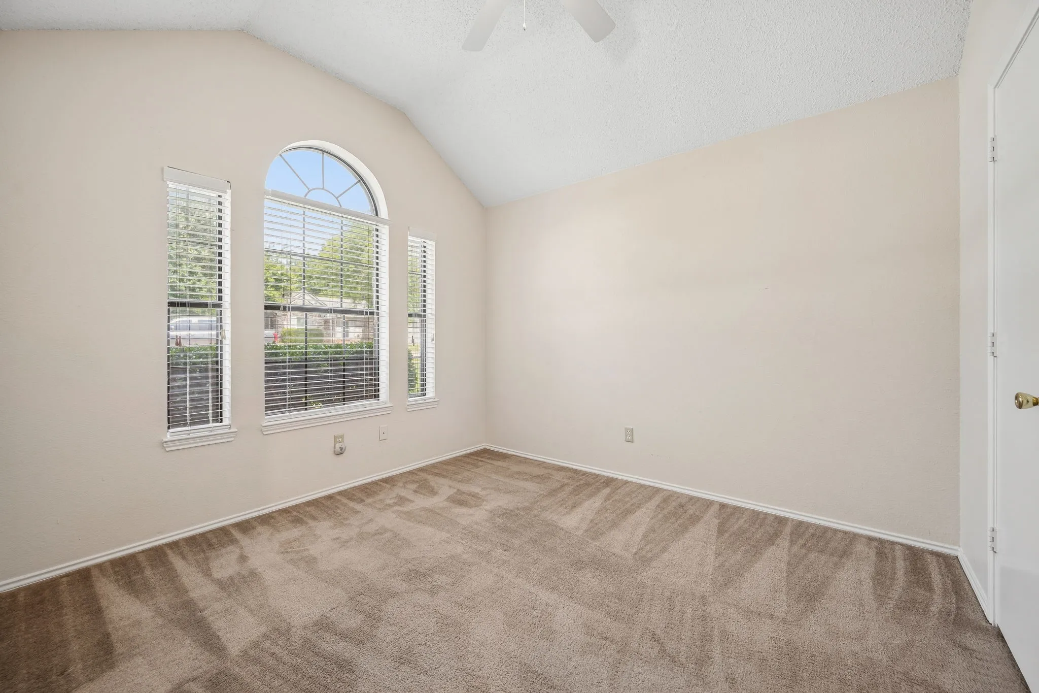 Single Family Residence For Sale in Denton County , 2612 Fountainview Drive, Corinth, Texas 76210, 3 Bedroom, 2 Bathroom, 2 Garage spaces, 1,741 Sqft, built in 1994, mls#21303352, Real Estate Agent in Corinth, Homes For Sale in Denton county, Homes For Sale in Corinth, Realtor in Corinth Texas, Real Estate Brokerage Independent Realty Texas, Luminita Cordes Realtor