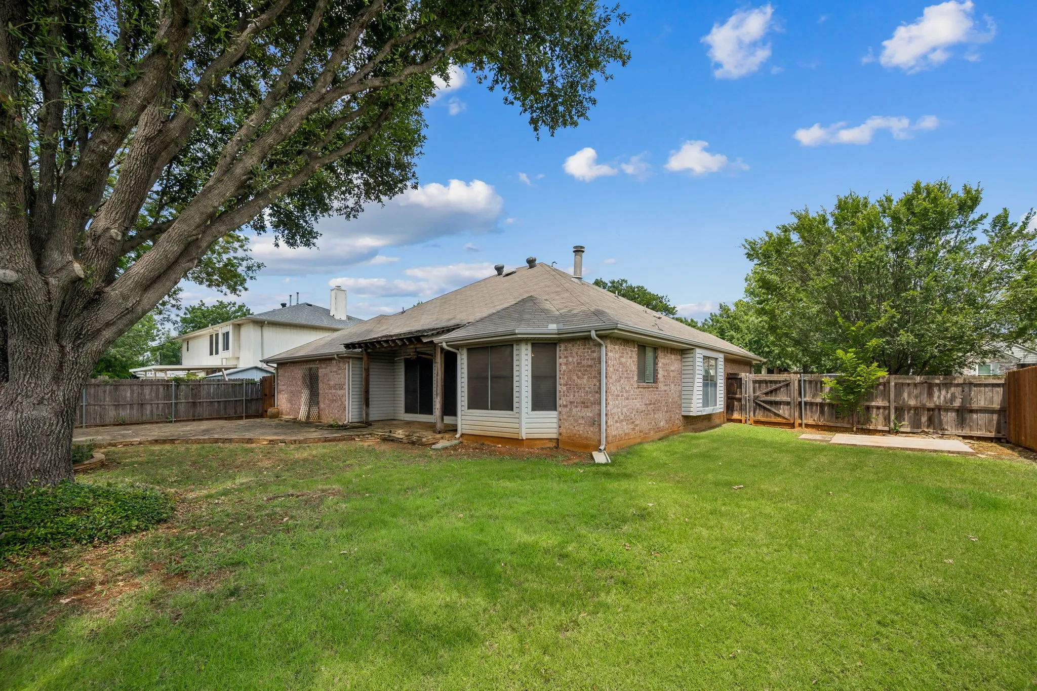 Single Family Residence For Sale in Denton County , 2612 Fountainview Drive, Corinth, Texas 76210, 3 Bedroom, 2 Bathroom, 2 Garage spaces, 1,741 Sqft, built in 1994, mls#21303352, Real Estate Agent in Corinth, Homes For Sale in Denton county, Homes For Sale in Corinth, Realtor in Corinth Texas, Real Estate Brokerage Independent Realty Texas, Luminita Cordes Realtor