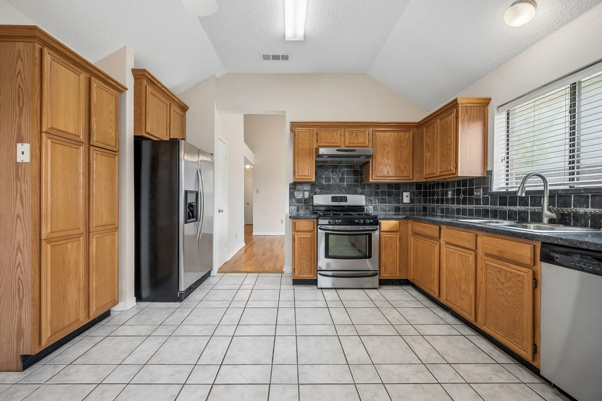 Single Family Residence For Sale in Denton County , 2612 Fountainview Drive, Corinth, Texas 76210, 3 Bedroom, 2 Bathroom, 2 Garage spaces, 1,741 Sqft, built in 1994, mls#21303352, Real Estate Agent in Corinth, Homes For Sale in Denton county, Homes For Sale in Corinth, Realtor in Corinth Texas, Real Estate Brokerage Independent Realty Texas, Luminita Cordes Realtor