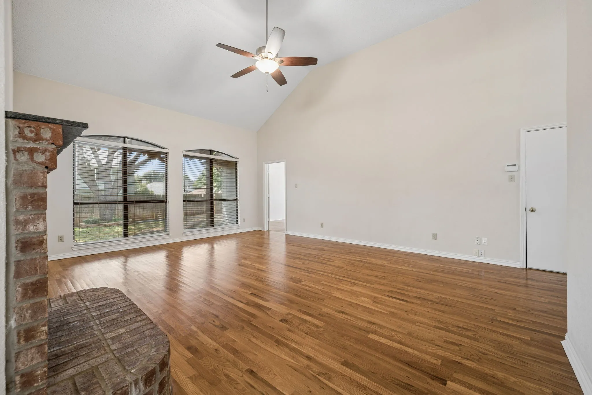 Single Family Residence For Sale in Denton County , 2612 Fountainview Drive, Corinth, Texas 76210, 3 Bedroom, 2 Bathroom, 2 Garage spaces, 1,741 Sqft, built in 1994, mls#21303352, Real Estate Agent in Corinth, Homes For Sale in Denton county, Homes For Sale in Corinth, Realtor in Corinth Texas, Real Estate Brokerage Independent Realty Texas, Luminita Cordes Realtor