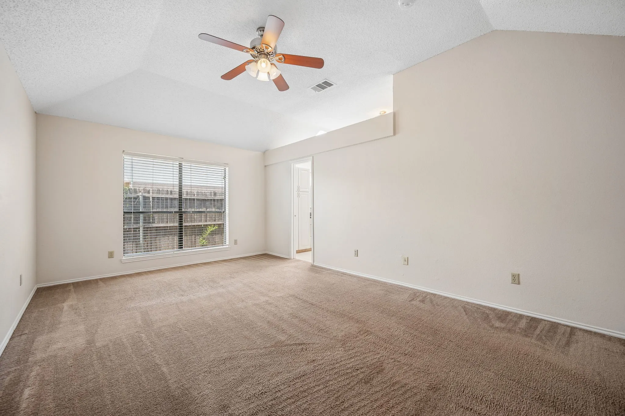 Single Family Residence For Sale in Denton County , 2612 Fountainview Drive, Corinth, Texas 76210, 3 Bedroom, 2 Bathroom, 2 Garage spaces, 1,741 Sqft, built in 1994, mls#21303352, Real Estate Agent in Corinth, Homes For Sale in Denton county, Homes For Sale in Corinth, Realtor in Corinth Texas, Real Estate Brokerage Independent Realty Texas, Luminita Cordes Realtor