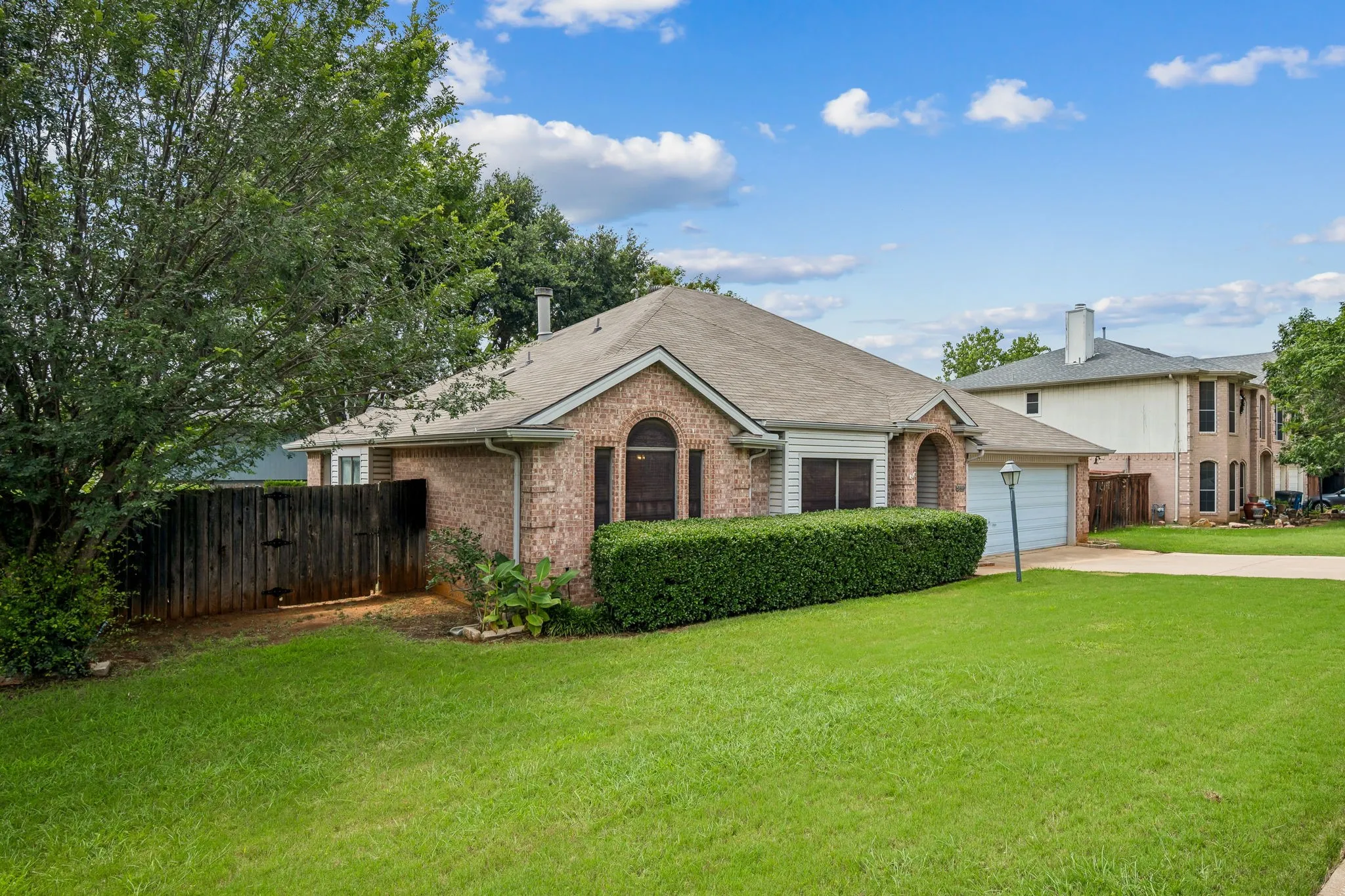 Single Family Residence For Sale in Denton County , 2612 Fountainview Drive, Corinth, Texas 76210, 3 Bedroom, 2 Bathroom, 2 Garage spaces, 1,741 Sqft, built in 1994, mls#21303352, Real Estate Agent in Corinth, Homes For Sale in Denton county, Homes For Sale in Corinth, Realtor in Corinth Texas, Real Estate Brokerage Independent Realty Texas, Luminita Cordes Realtor