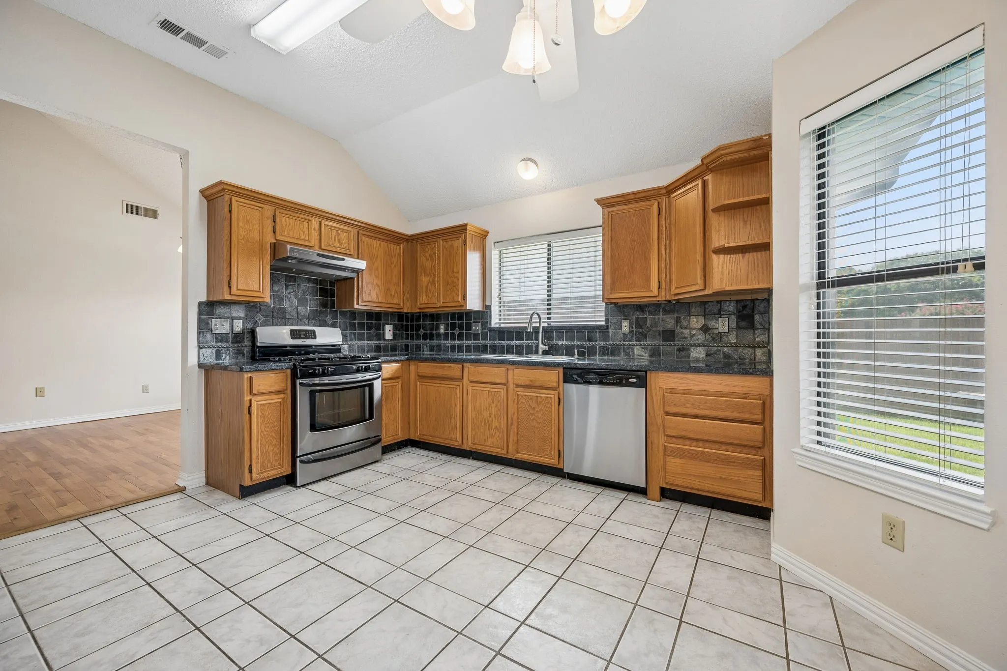 Single Family Residence For Sale in Denton County , 2612 Fountainview Drive, Corinth, Texas 76210, 3 Bedroom, 2 Bathroom, 2 Garage spaces, 1,741 Sqft, built in 1994, mls#21303352, Real Estate Agent in Corinth, Homes For Sale in Denton county, Homes For Sale in Corinth, Realtor in Corinth Texas, Real Estate Brokerage Independent Realty Texas, Luminita Cordes Realtor