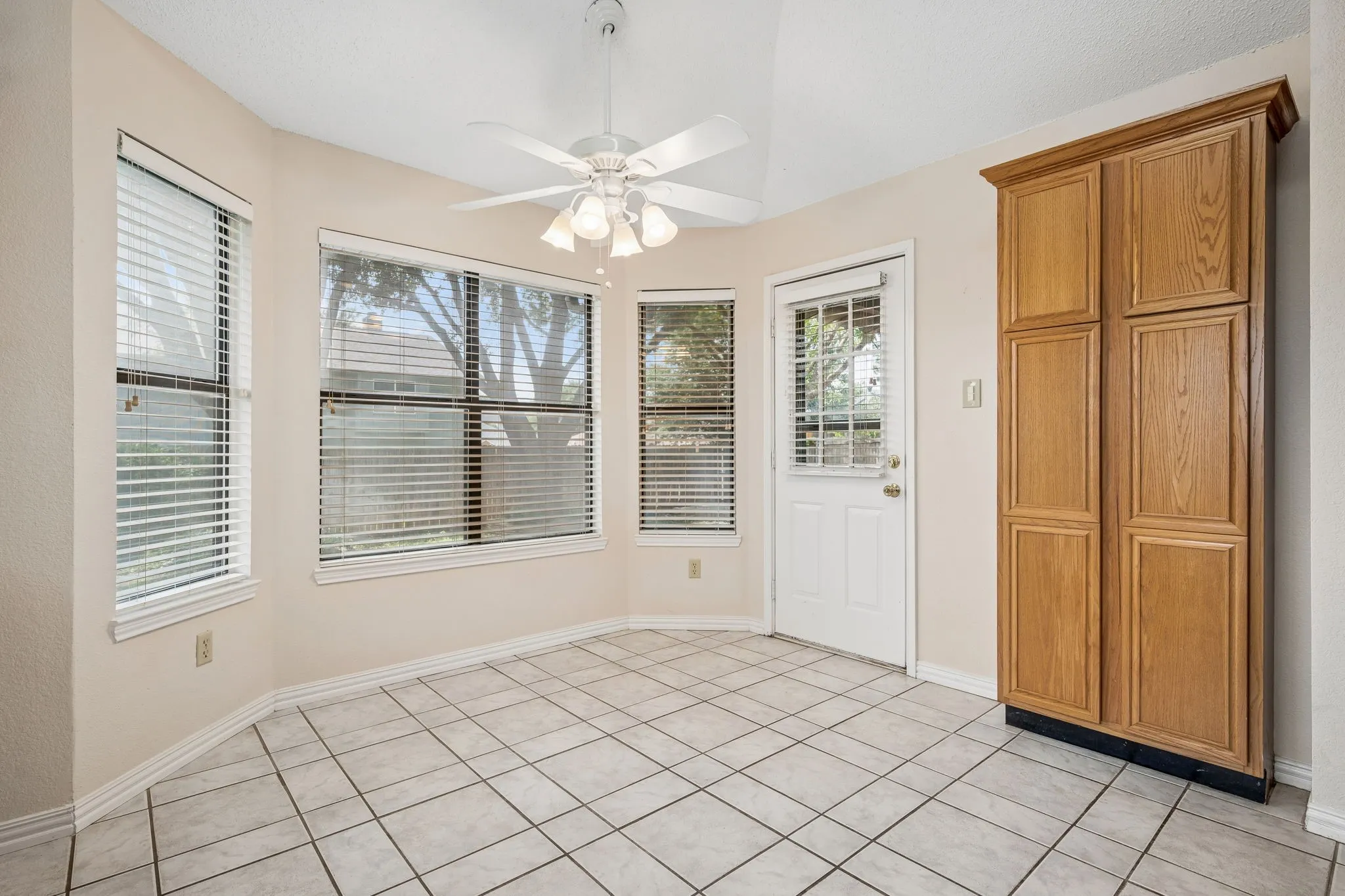 Single Family Residence For Sale in Denton County , 2612 Fountainview Drive, Corinth, Texas 76210, 3 Bedroom, 2 Bathroom, 2 Garage spaces, 1,741 Sqft, built in 1994, mls#21303352, Real Estate Agent in Corinth, Homes For Sale in Denton county, Homes For Sale in Corinth, Realtor in Corinth Texas, Real Estate Brokerage Independent Realty Texas, Luminita Cordes Realtor