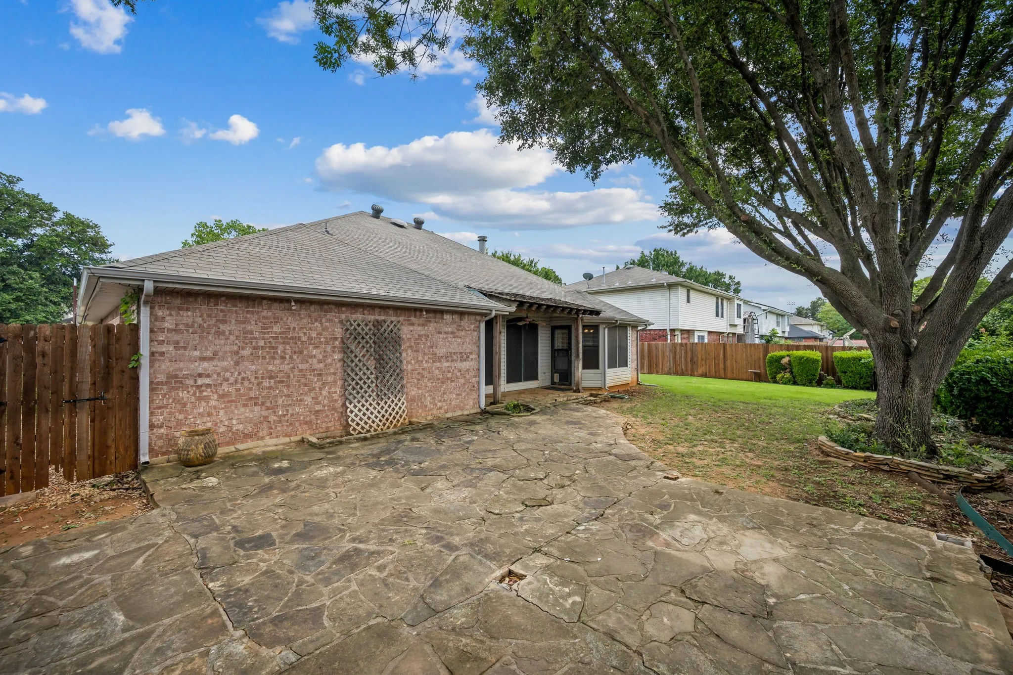 Single Family Residence For Sale in Denton County , 2612 Fountainview Drive, Corinth, Texas 76210, 3 Bedroom, 2 Bathroom, 2 Garage spaces, 1,741 Sqft, built in 1994, mls#21303352, Real Estate Agent in Corinth, Homes For Sale in Denton county, Homes For Sale in Corinth, Realtor in Corinth Texas, Real Estate Brokerage Independent Realty Texas, Luminita Cordes Realtor