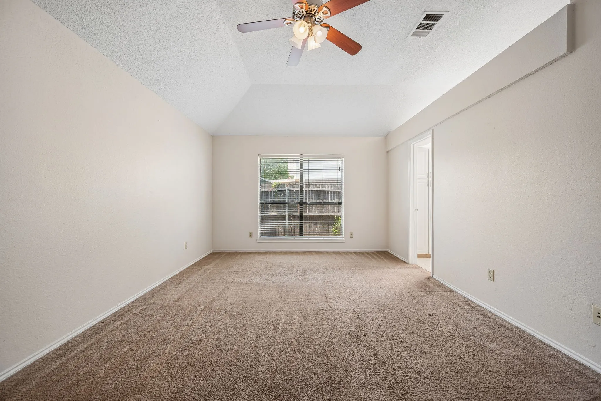 Single Family Residence For Sale in Denton County , 2612 Fountainview Drive, Corinth, Texas 76210, 3 Bedroom, 2 Bathroom, 2 Garage spaces, 1,741 Sqft, built in 1994, mls#21303352, Real Estate Agent in Corinth, Homes For Sale in Denton county, Homes For Sale in Corinth, Realtor in Corinth Texas, Real Estate Brokerage Independent Realty Texas, Luminita Cordes Realtor