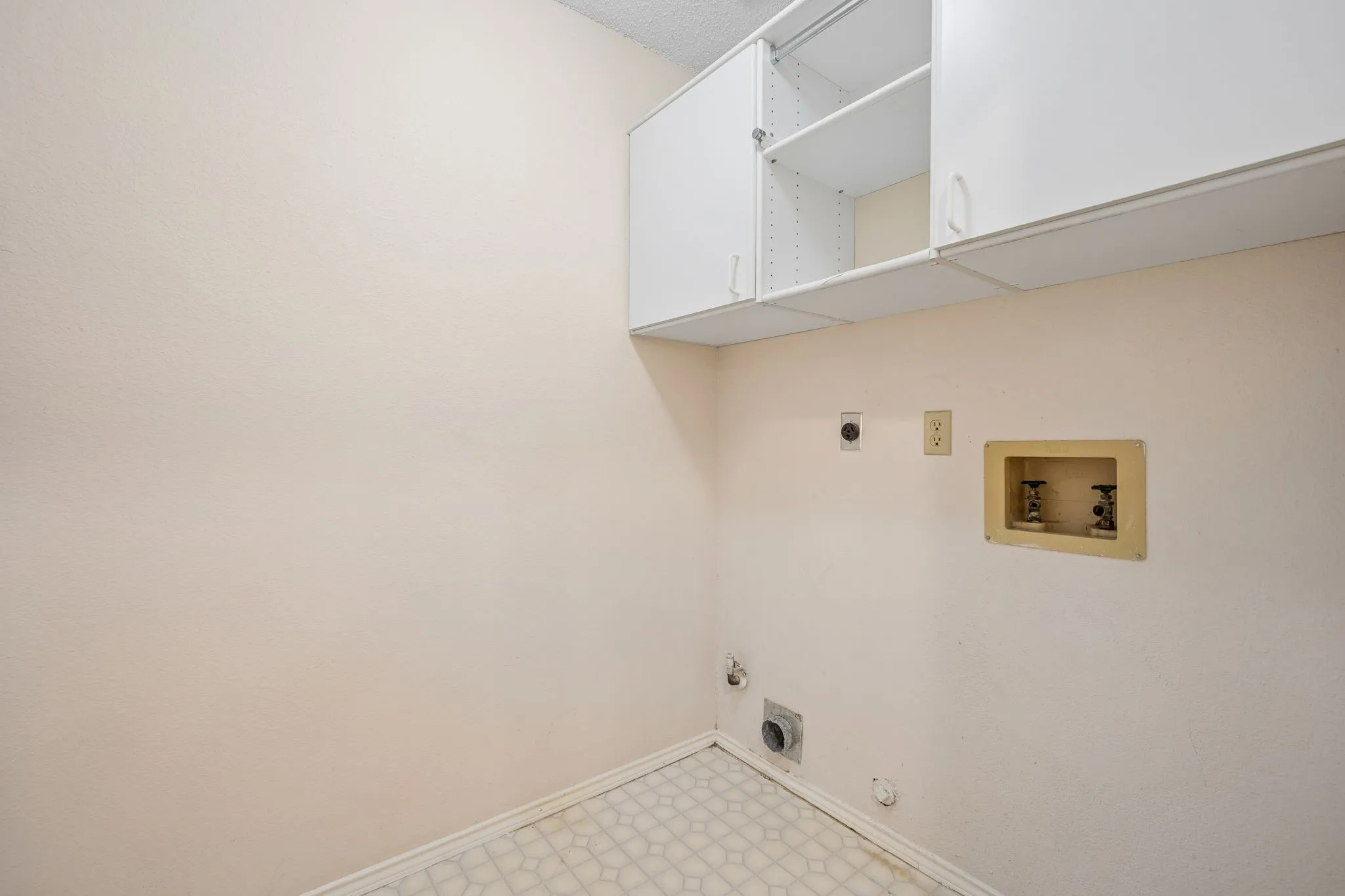 Single Family Residence For Sale in Denton County , 2612 Fountainview Drive, Corinth, Texas 76210, 3 Bedroom, 2 Bathroom, 2 Garage spaces, 1,741 Sqft, built in 1994, mls#21303352, Real Estate Agent in Corinth, Homes For Sale in Denton county, Homes For Sale in Corinth, Realtor in Corinth Texas, Real Estate Brokerage Independent Realty Texas, Luminita Cordes Realtor