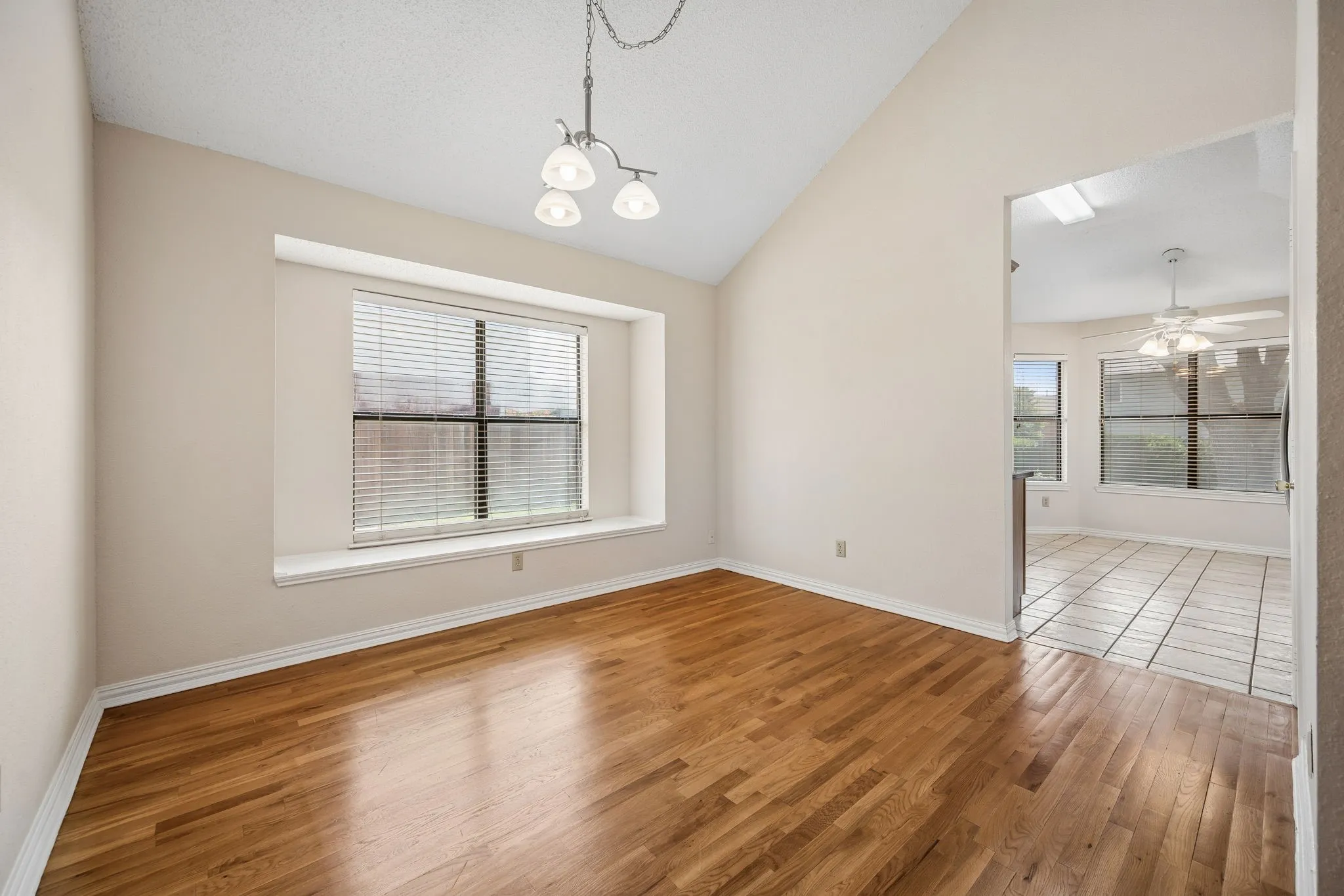 Single Family Residence For Sale in Denton County , 2612 Fountainview Drive, Corinth, Texas 76210, 3 Bedroom, 2 Bathroom, 2 Garage spaces, 1,741 Sqft, built in 1994, mls#21303352, Real Estate Agent in Corinth, Homes For Sale in Denton county, Homes For Sale in Corinth, Realtor in Corinth Texas, Real Estate Brokerage Independent Realty Texas, Luminita Cordes Realtor