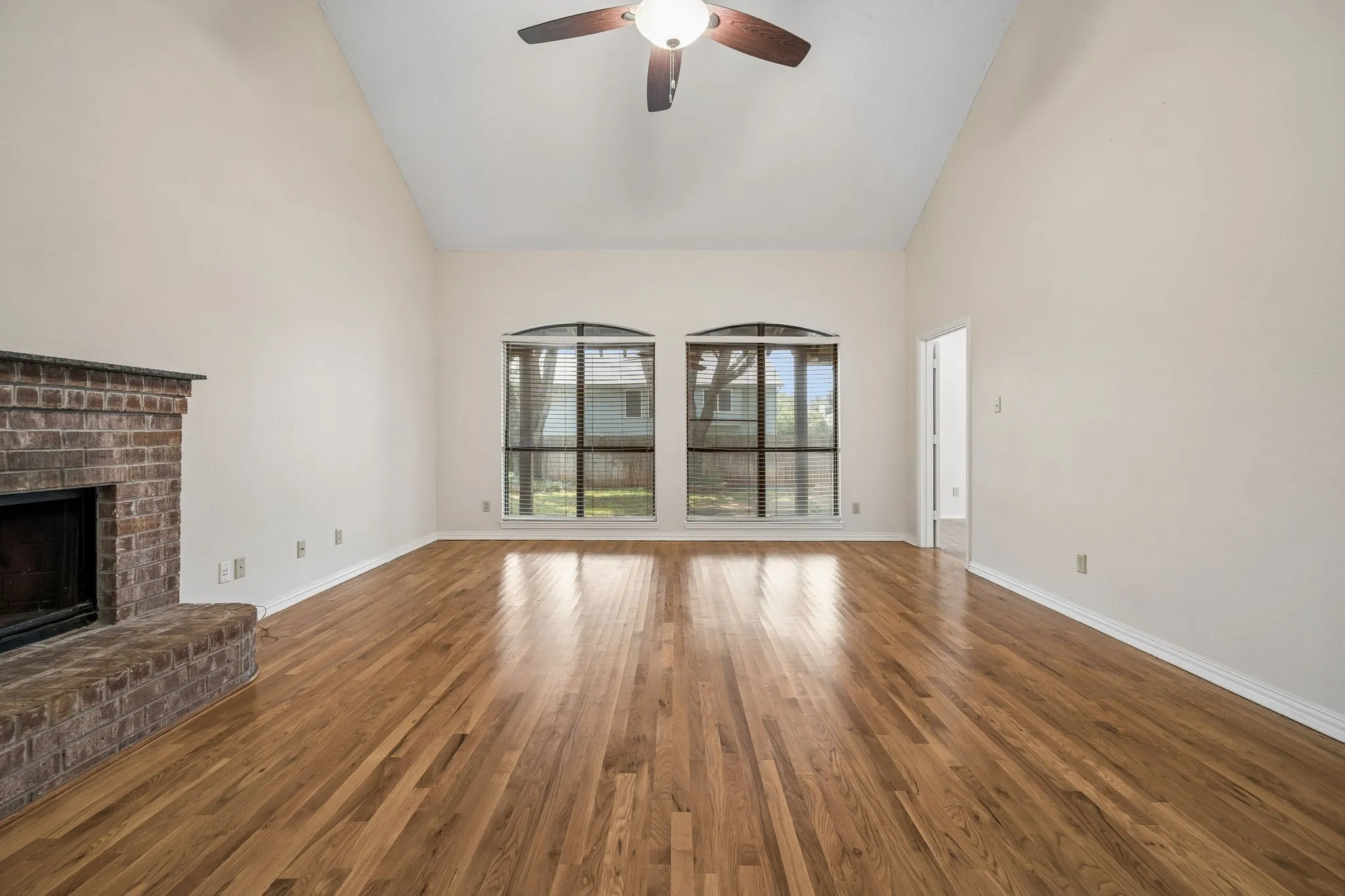 Single Family Residence For Sale in Denton County , 2612 Fountainview Drive, Corinth, Texas 76210, 3 Bedroom, 2 Bathroom, 2 Garage spaces, 1,741 Sqft, built in 1994, mls#21303352, Real Estate Agent in Corinth, Homes For Sale in Denton county, Homes For Sale in Corinth, Realtor in Corinth Texas, Real Estate Brokerage Independent Realty Texas, Luminita Cordes Realtor