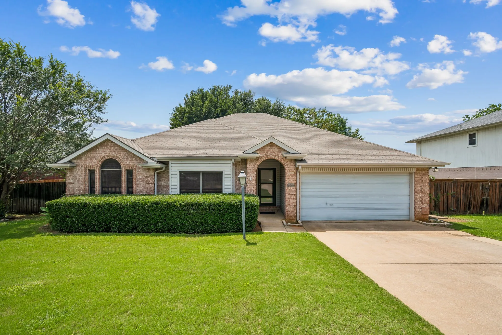 Single Family Residence For Sale in Denton County , 2612 Fountainview Drive, Corinth, Texas 76210, 3 Bedroom, 2 Bathroom, 2 Garage spaces, 1,741 Sqft, built in 1994, mls#21303352, Real Estate Agent in Corinth, Homes For Sale in Denton county, Homes For Sale in Corinth, Realtor in Corinth Texas, Real Estate Brokerage Independent Realty Texas, Luminita Cordes Realtor