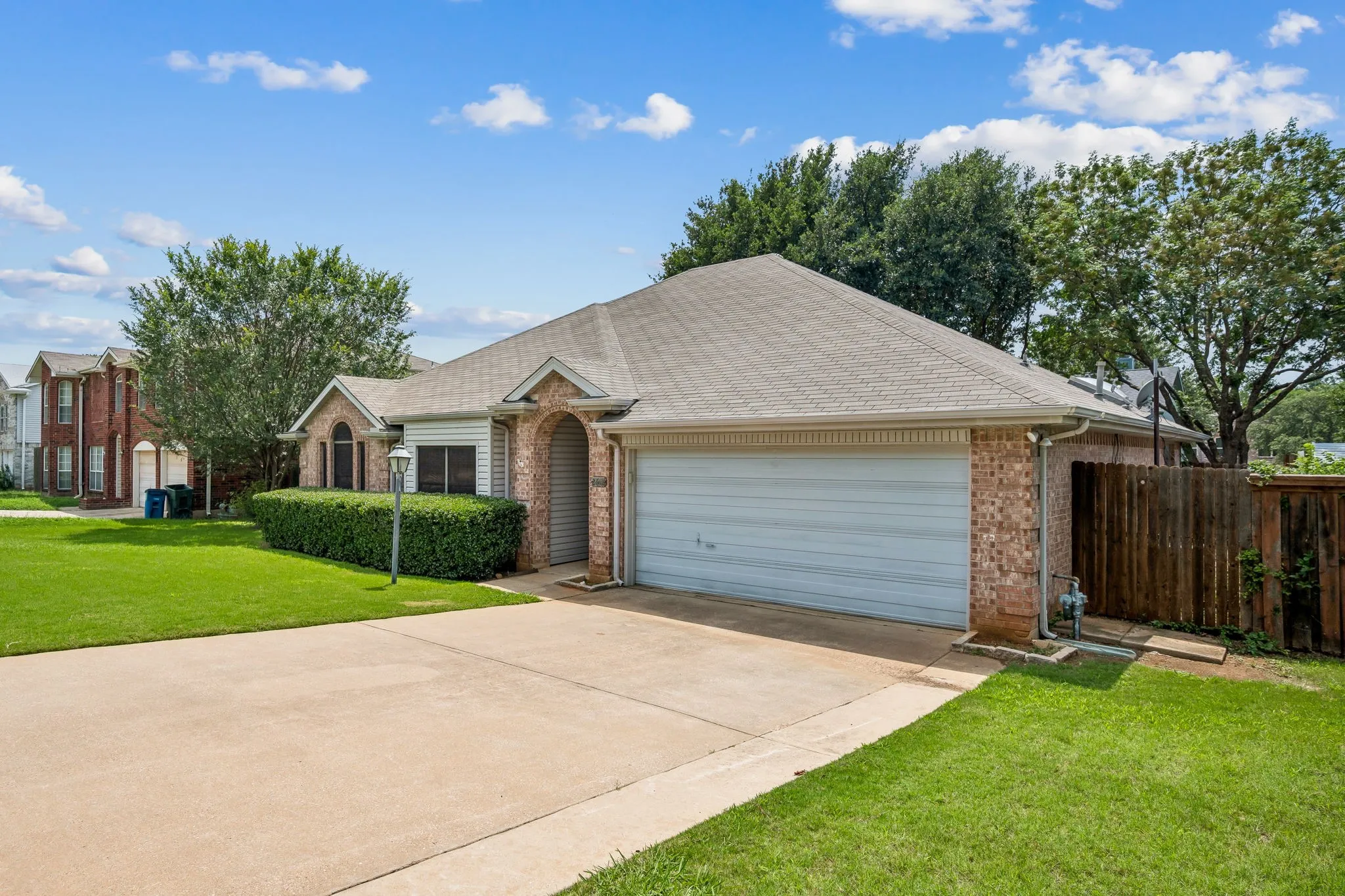 Single Family Residence For Sale in Denton County , 2612 Fountainview Drive, Corinth, Texas 76210, 3 Bedroom, 2 Bathroom, 2 Garage spaces, 1,741 Sqft, built in 1994, mls#21303352, Real Estate Agent in Corinth, Homes For Sale in Denton county, Homes For Sale in Corinth, Realtor in Corinth Texas, Real Estate Brokerage Independent Realty Texas, Luminita Cordes Realtor