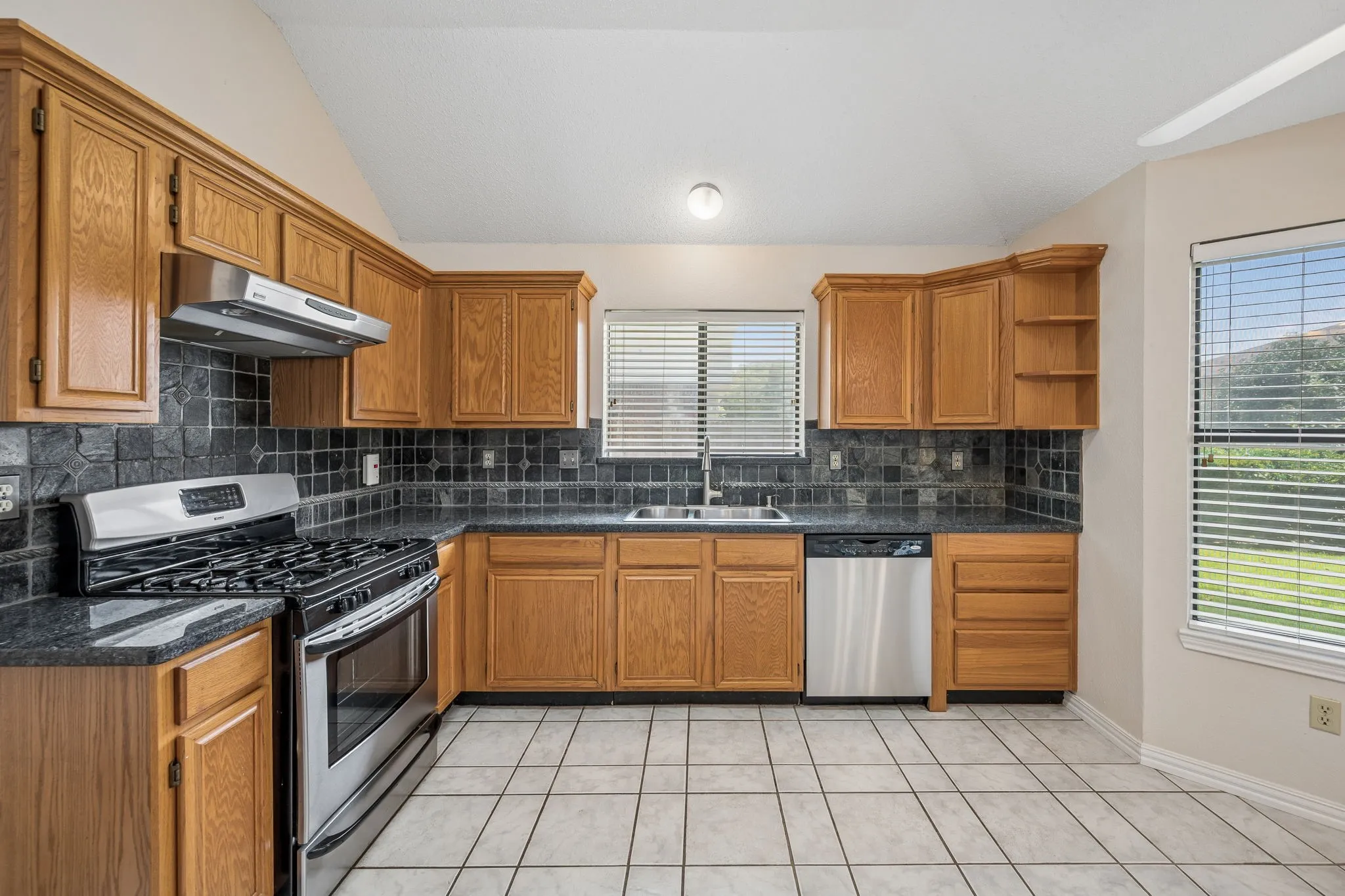 Single Family Residence For Sale in Denton County , 2612 Fountainview Drive, Corinth, Texas 76210, 3 Bedroom, 2 Bathroom, 2 Garage spaces, 1,741 Sqft, built in 1994, mls#21303352, Real Estate Agent in Corinth, Homes For Sale in Denton county, Homes For Sale in Corinth, Realtor in Corinth Texas, Real Estate Brokerage Independent Realty Texas, Luminita Cordes Realtor