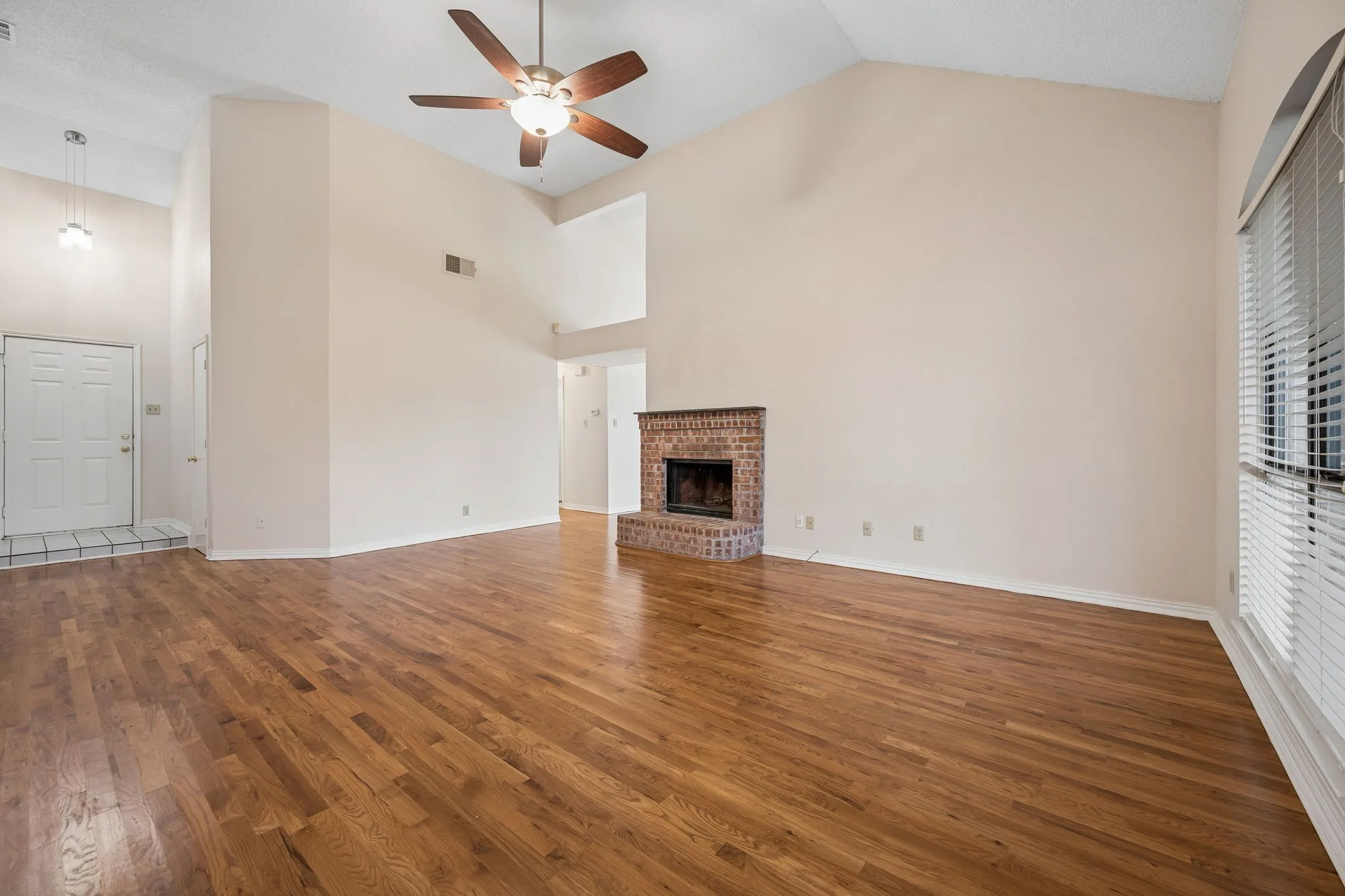 Single Family Residence For Sale in Denton County , 2612 Fountainview Drive, Corinth, Texas 76210, 3 Bedroom, 2 Bathroom, 2 Garage spaces, 1,741 Sqft, built in 1994, mls#21303352, Real Estate Agent in Corinth, Homes For Sale in Denton county, Homes For Sale in Corinth, Realtor in Corinth Texas, Real Estate Brokerage Independent Realty Texas, Luminita Cordes Realtor