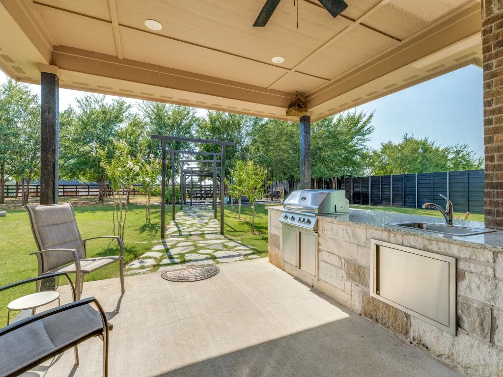 Move your entertaining outdoors with this outdoor kitchen.